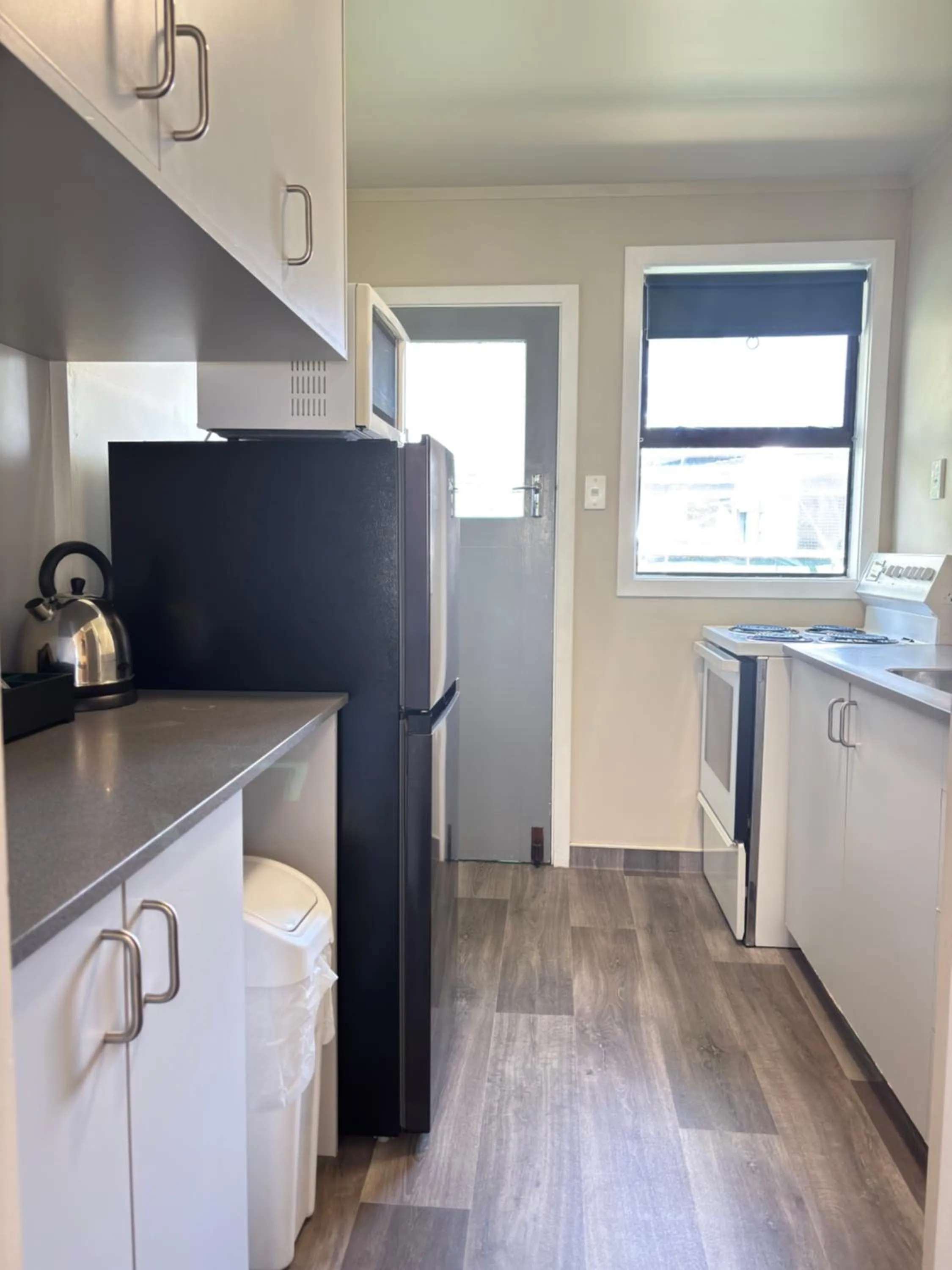 kitchen in Arcadia Motel