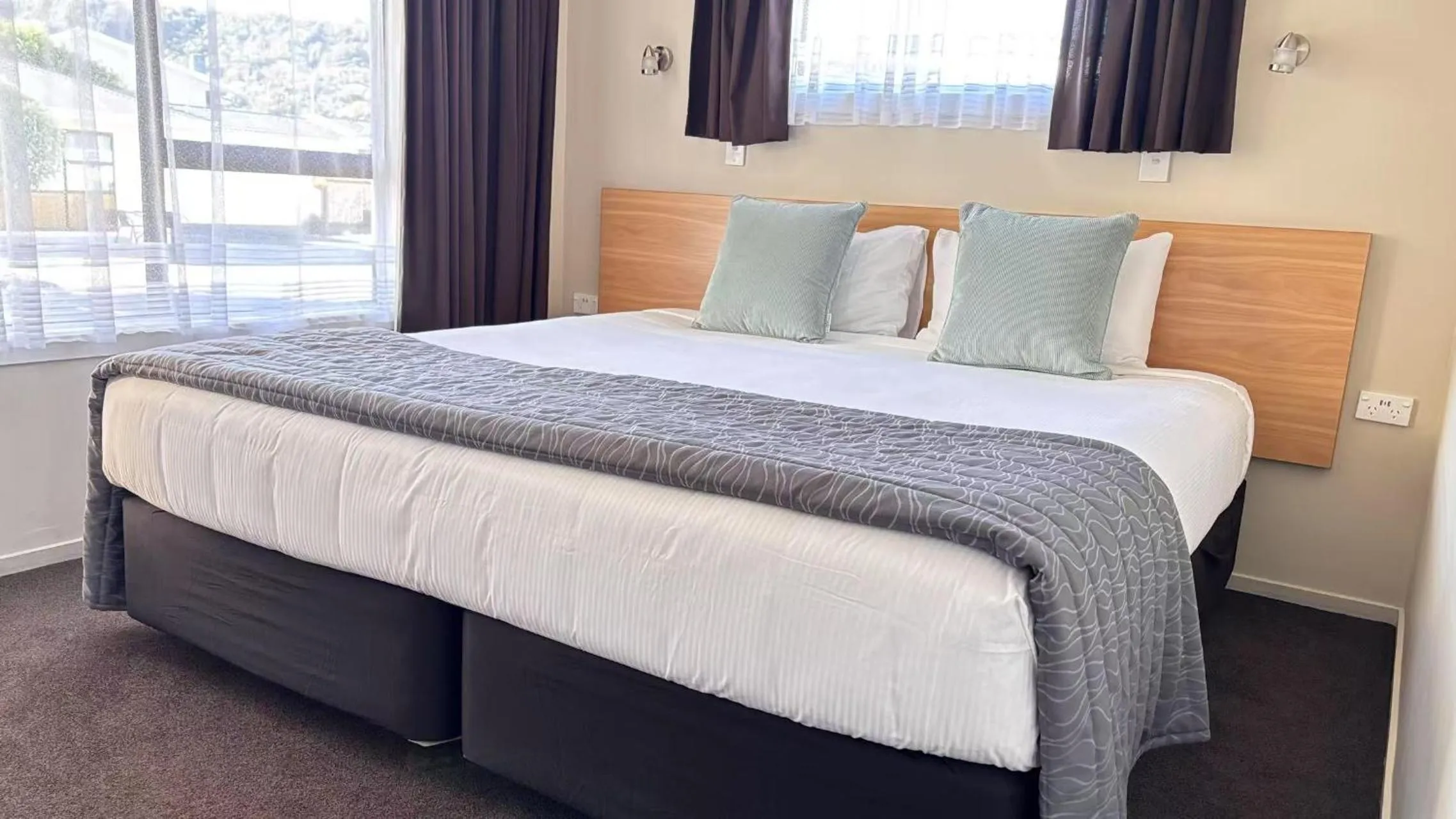 Bedroom, Bed in Arcadia Motel