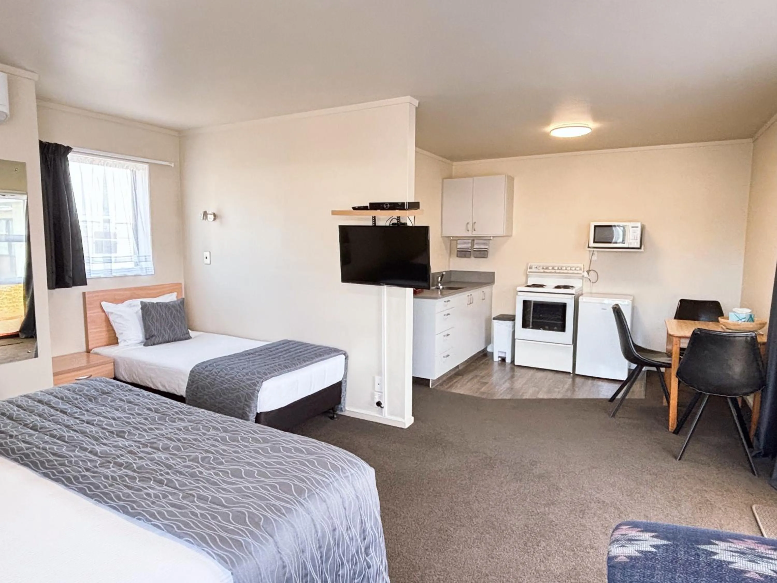 Bedroom, Bed in Arcadia Motel