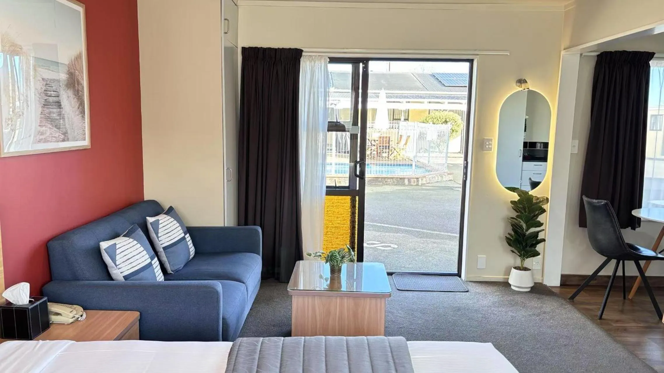 Seating area in Arcadia Motel