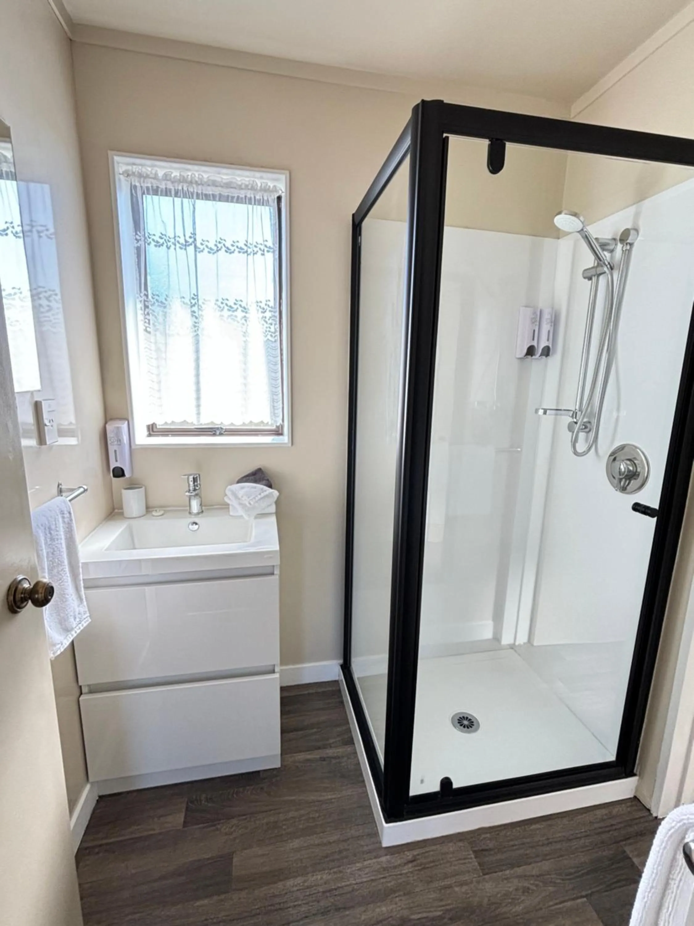 Shower in Arcadia Motel