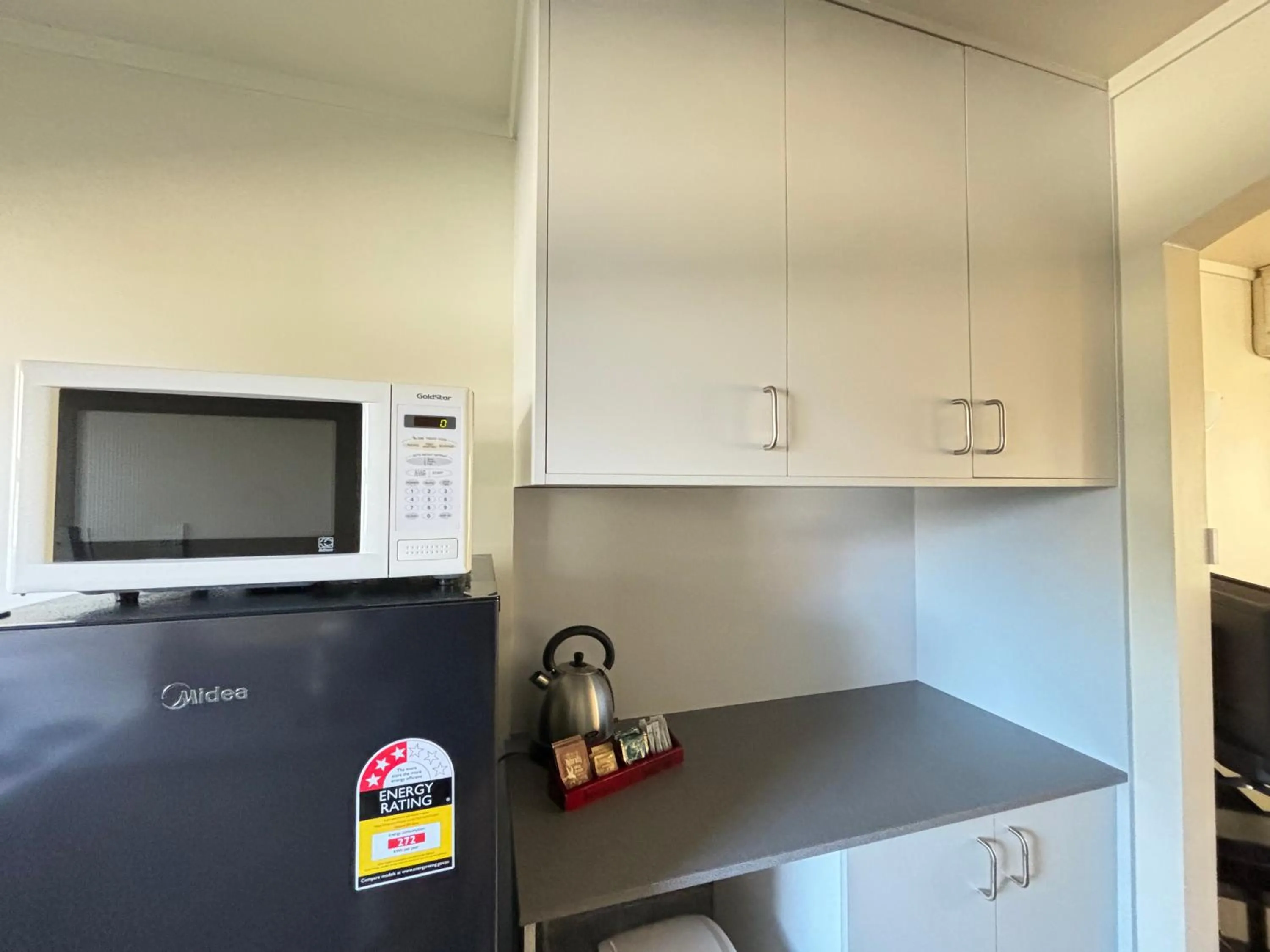 kitchen in Arcadia Motel