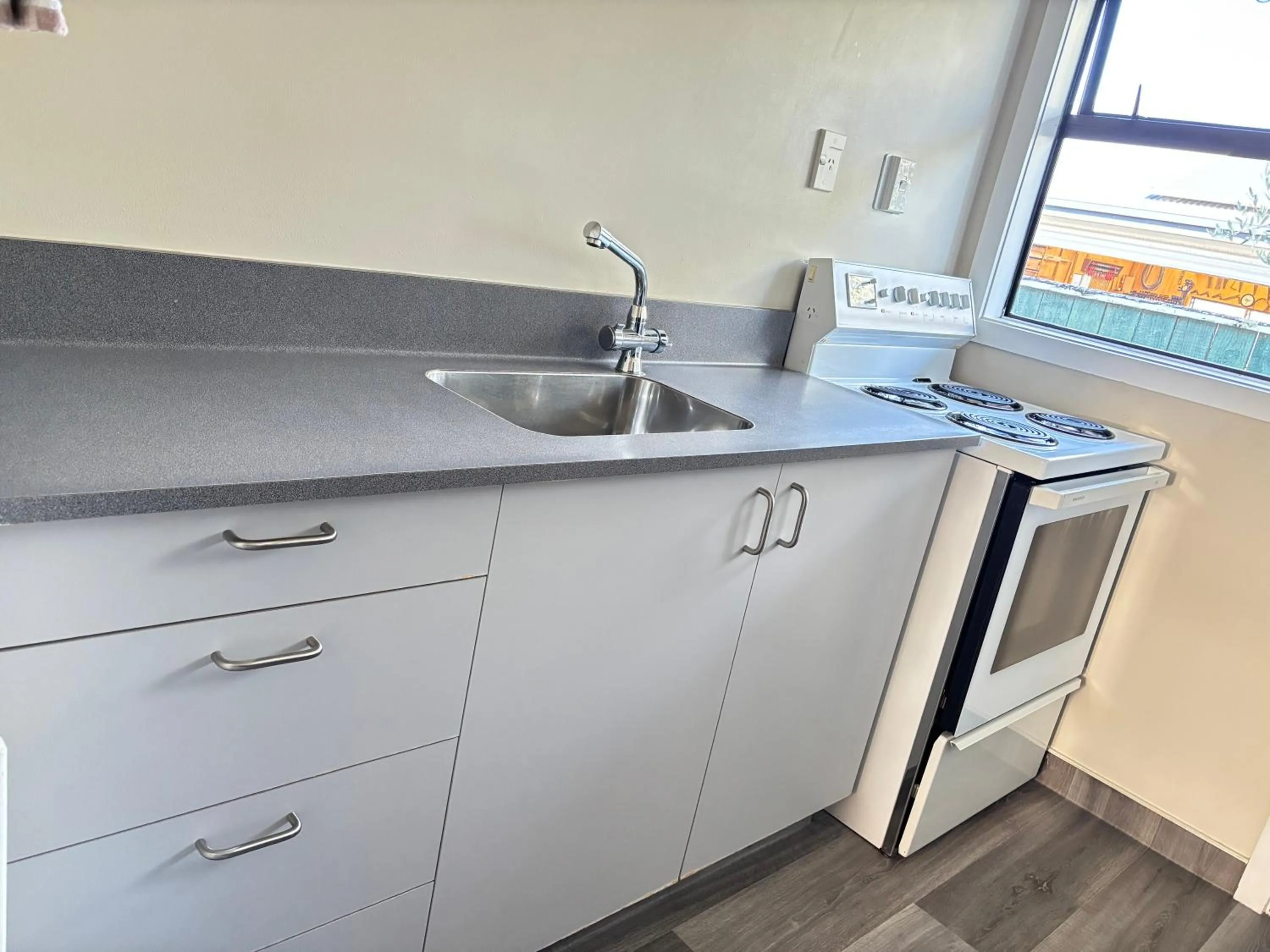 kitchen in Arcadia Motel