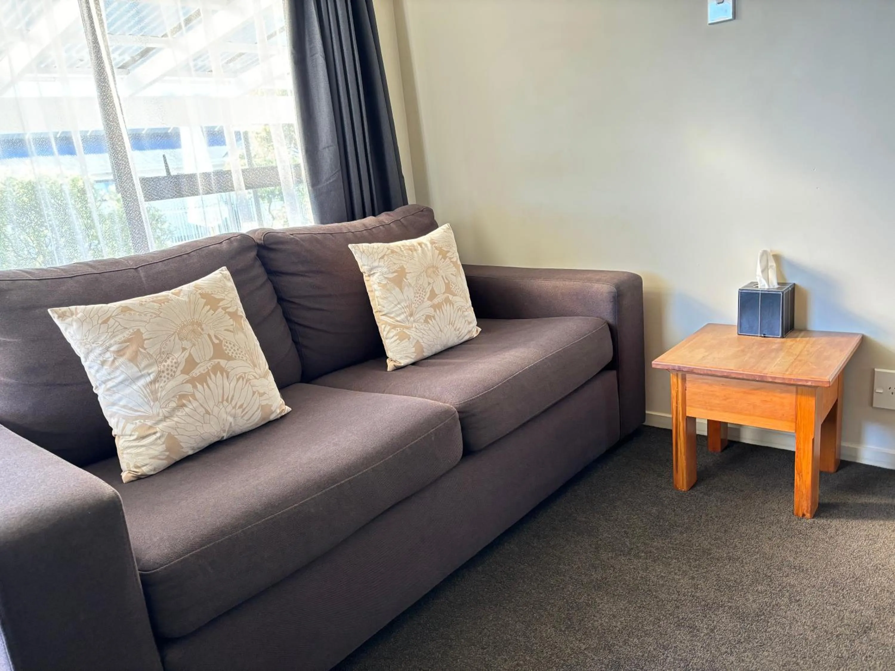 Living room in Arcadia Motel