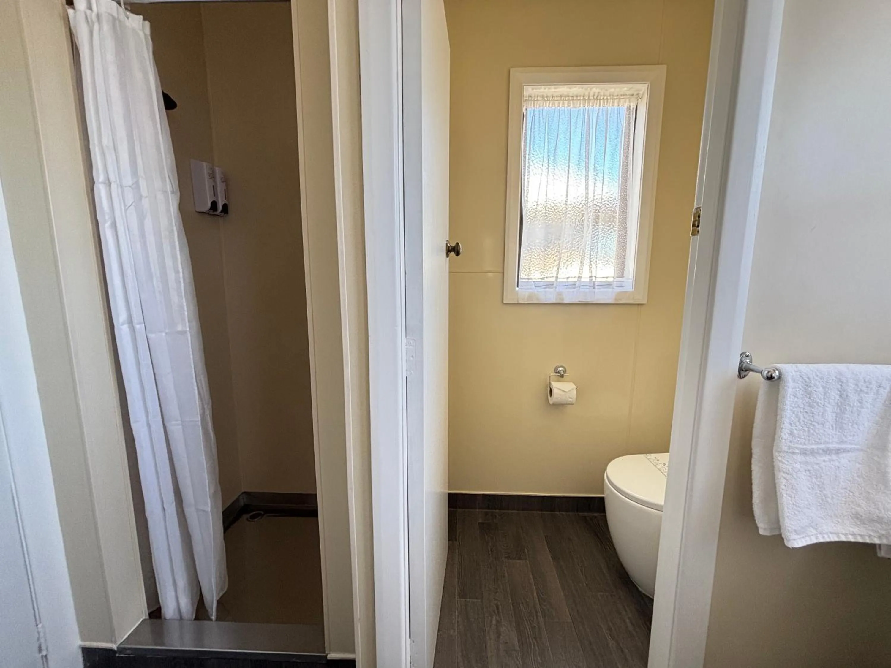 Shower in Arcadia Motel