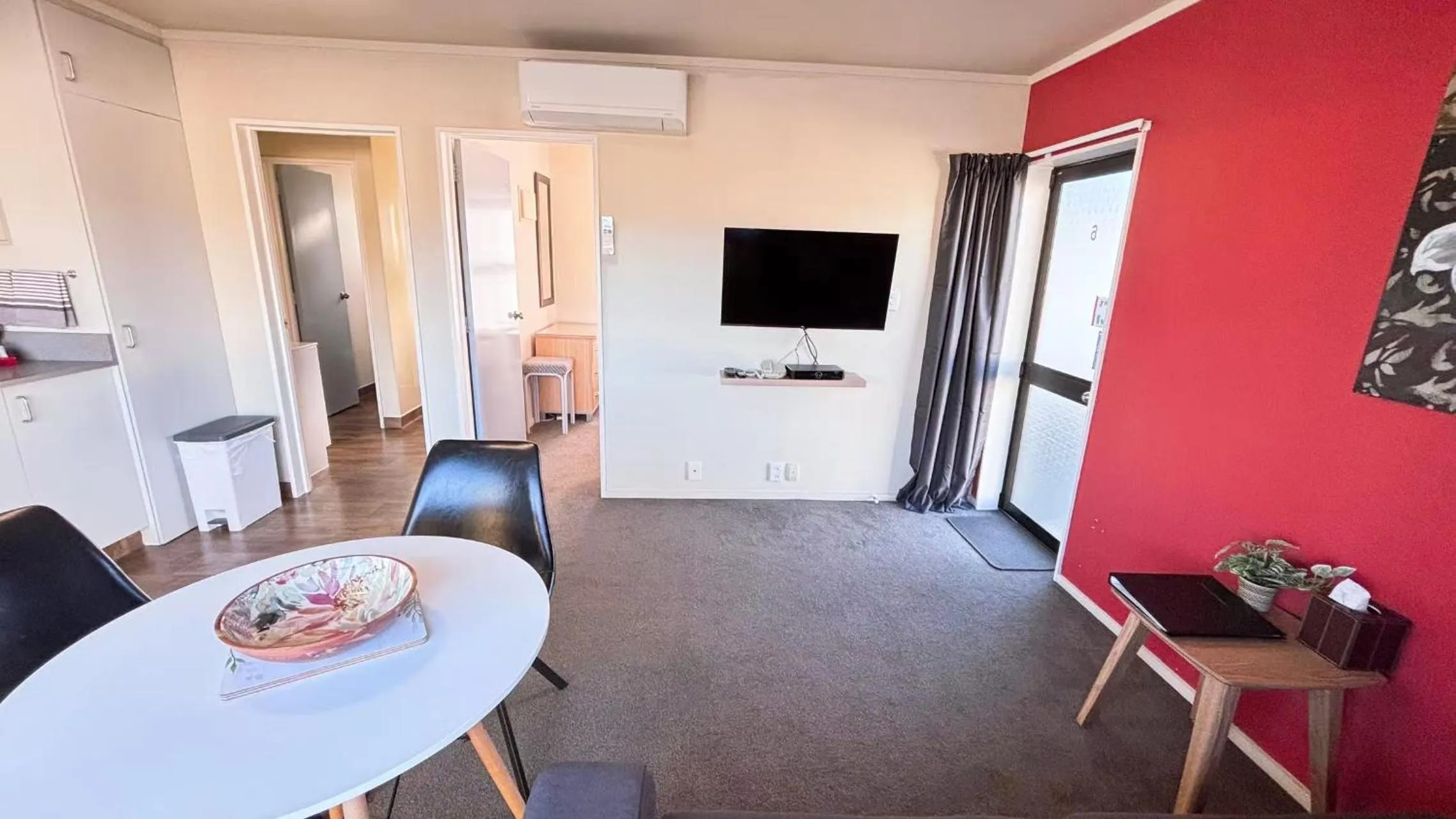 Seating area in Arcadia Motel