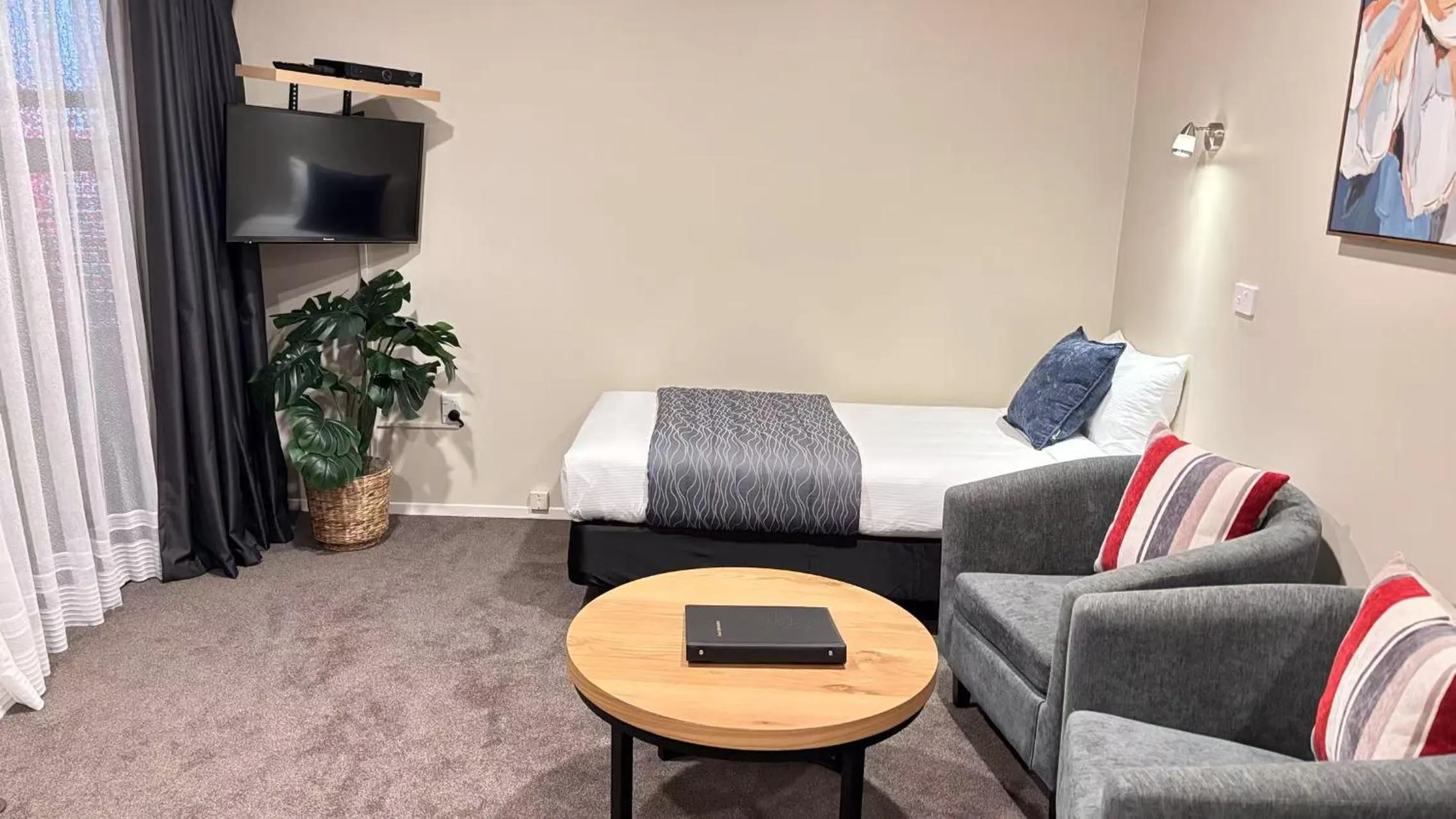 Living room, Bed in Arcadia Motel