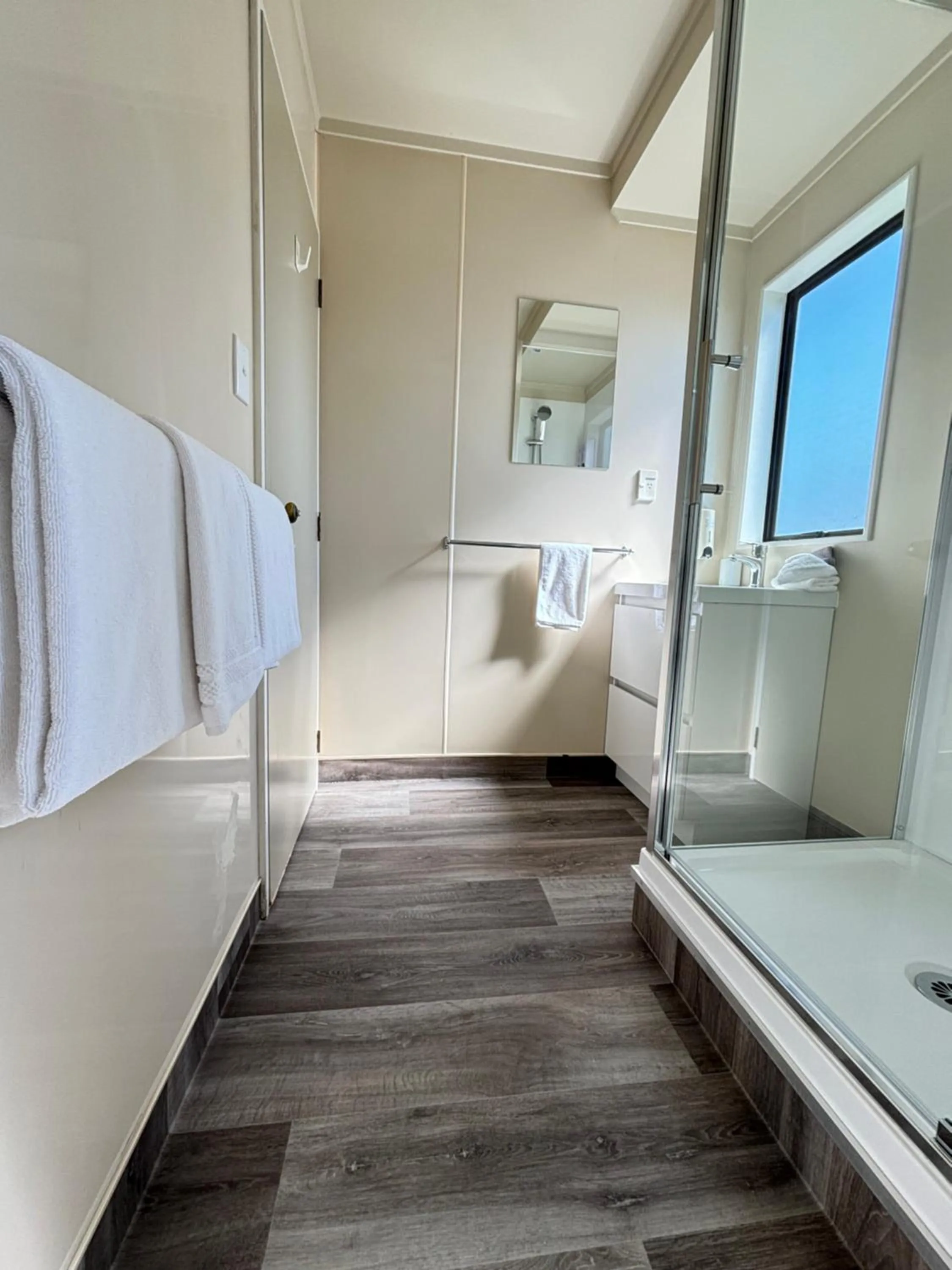 Shower, Bed in Arcadia Motel