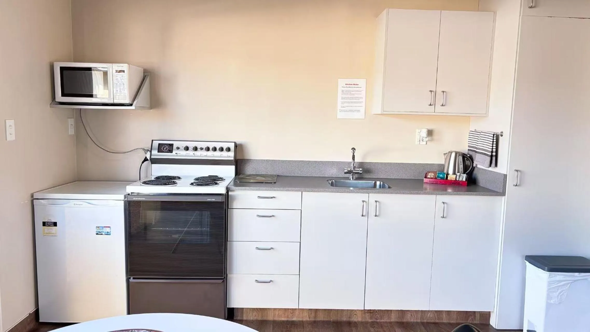 kitchen in Arcadia Motel