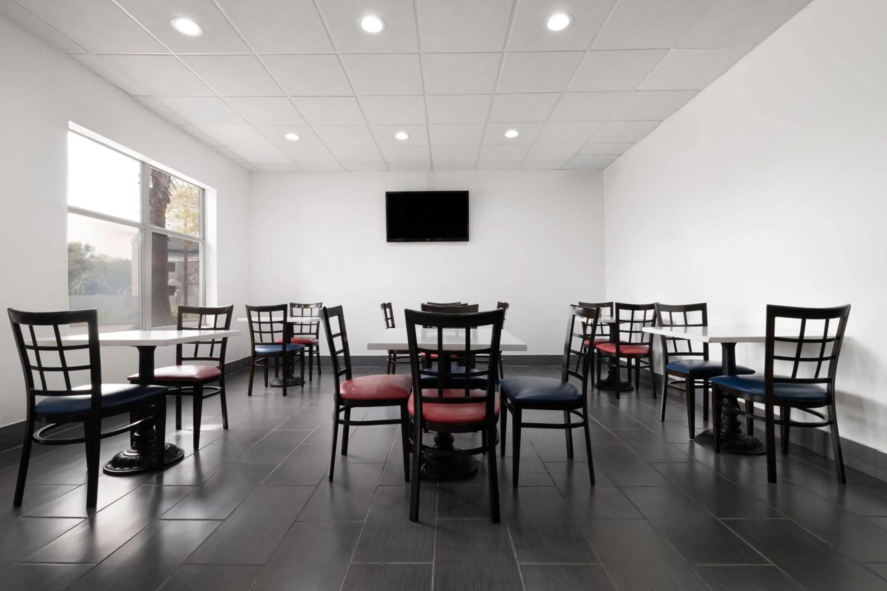 Meeting/conference room in Wingate by Wyndham Savannah Gateway