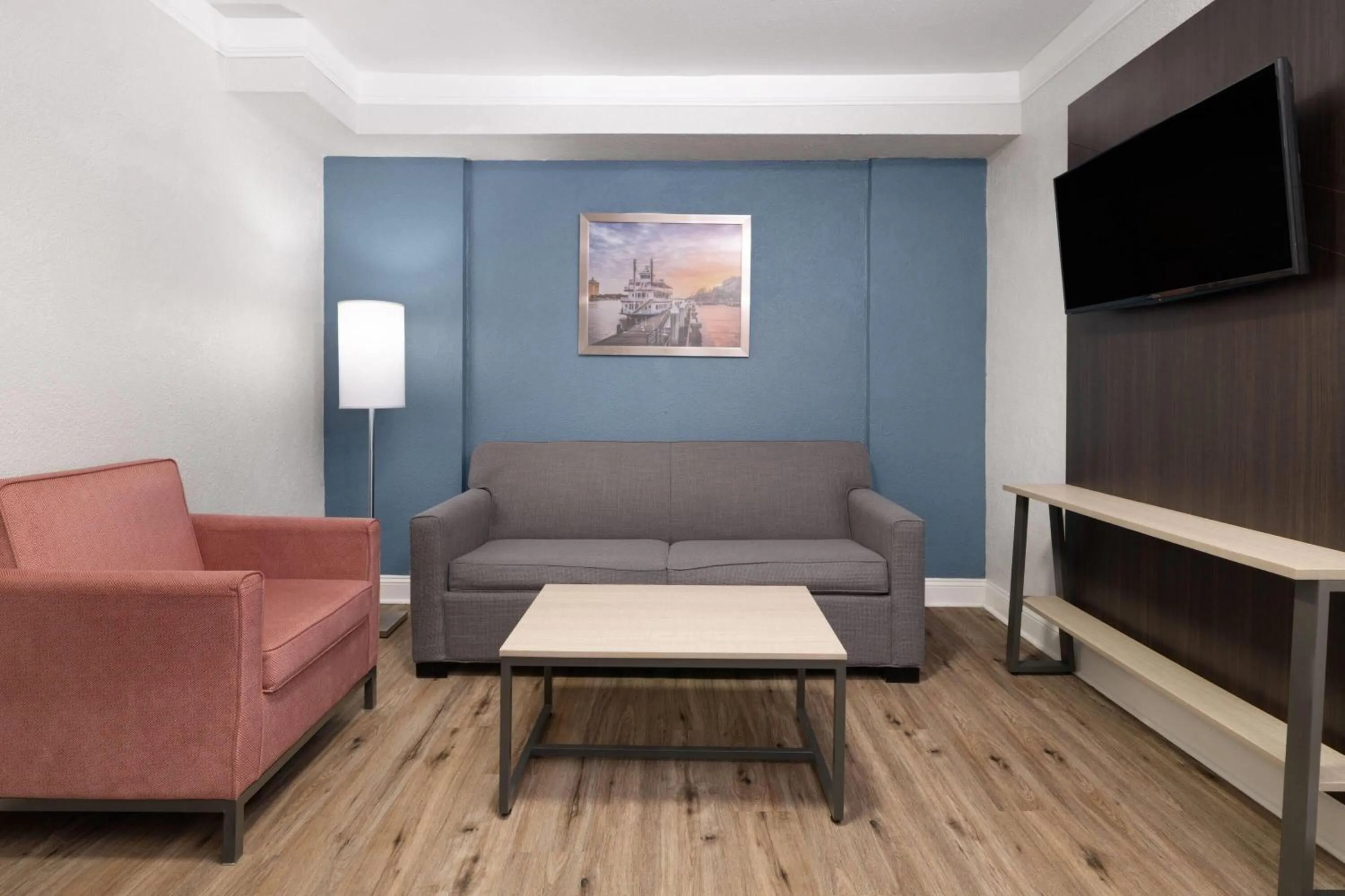 Photo of the whole room in Wingate by Wyndham Savannah Gateway