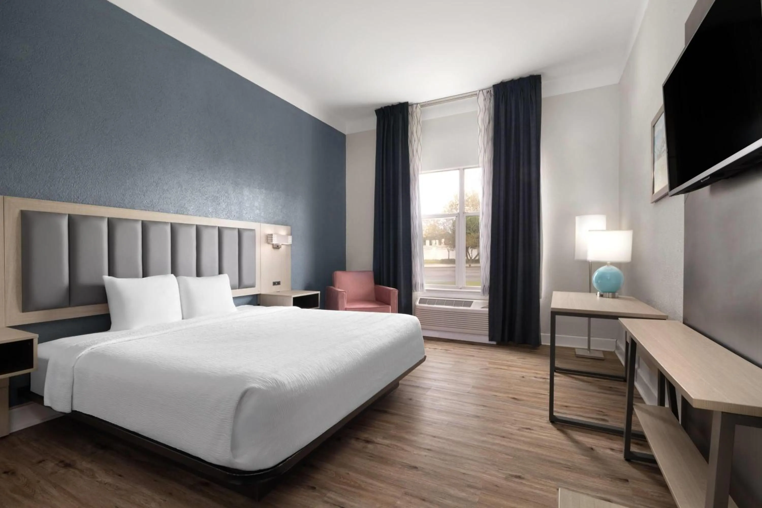 Photo of the whole room, Bed in Wingate by Wyndham Savannah Gateway