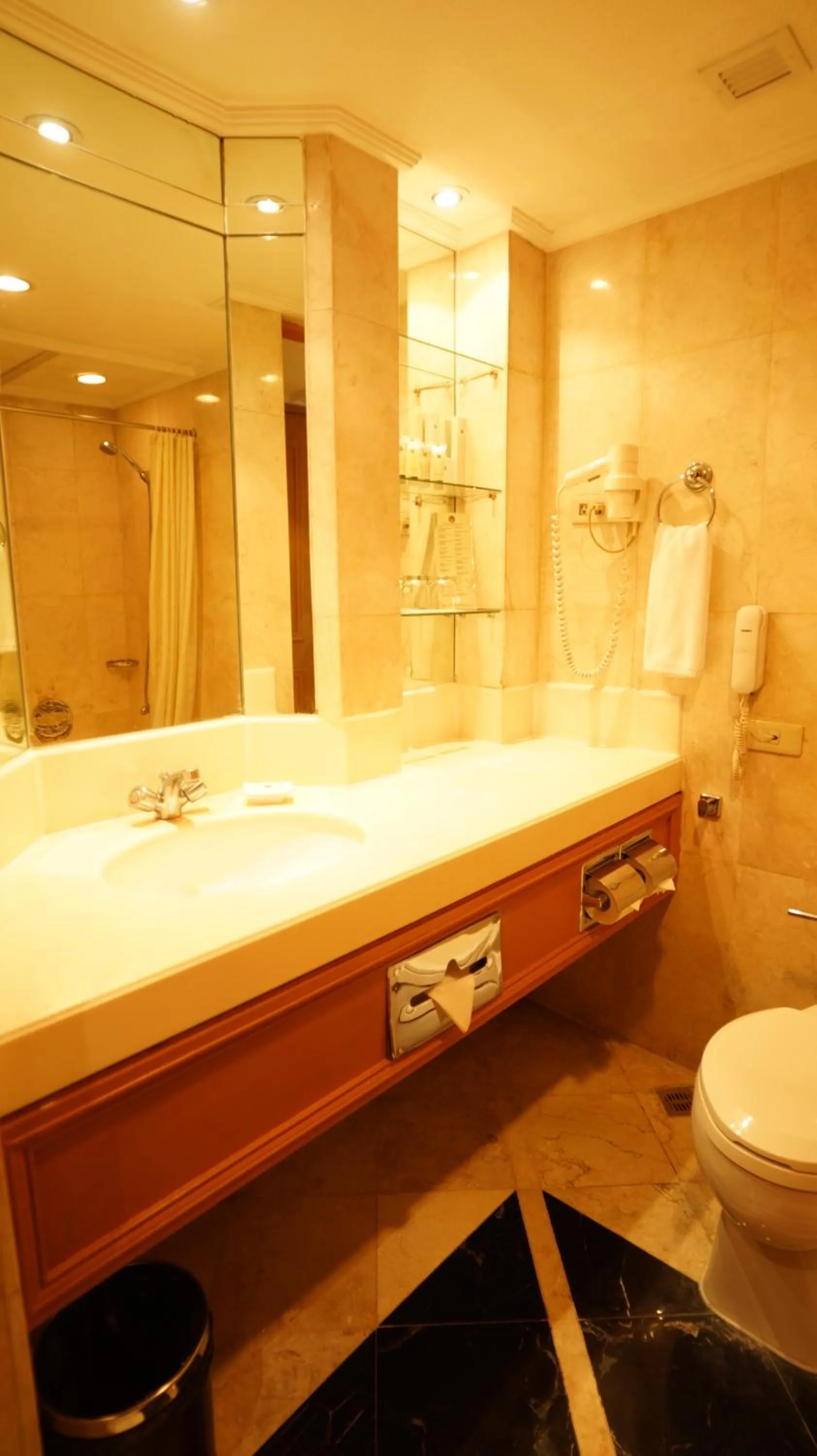 Bathroom in The Heritage Hotel Manila