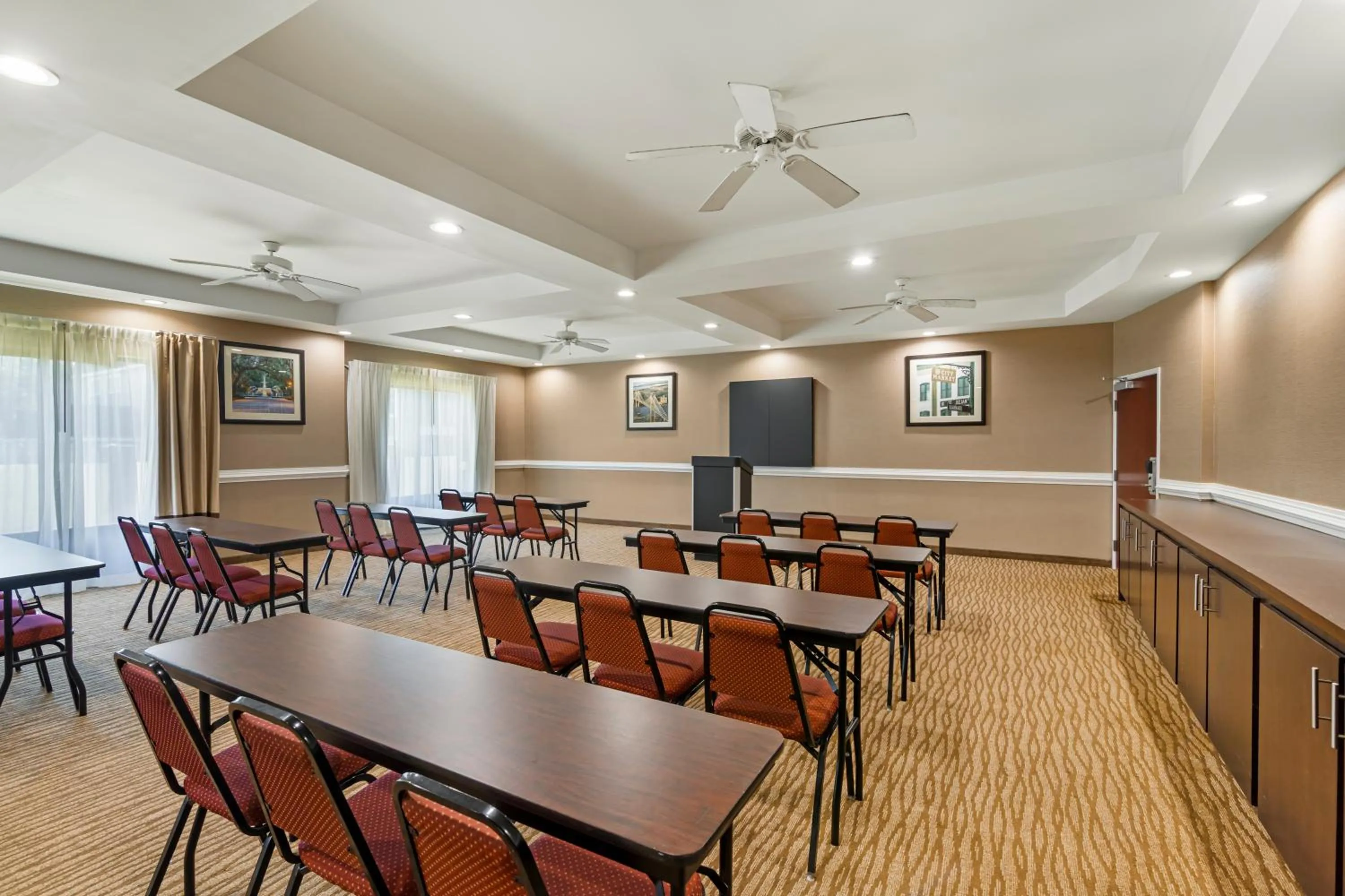 Meeting/conference room in Comfort Suites Savannah Gateway I-95