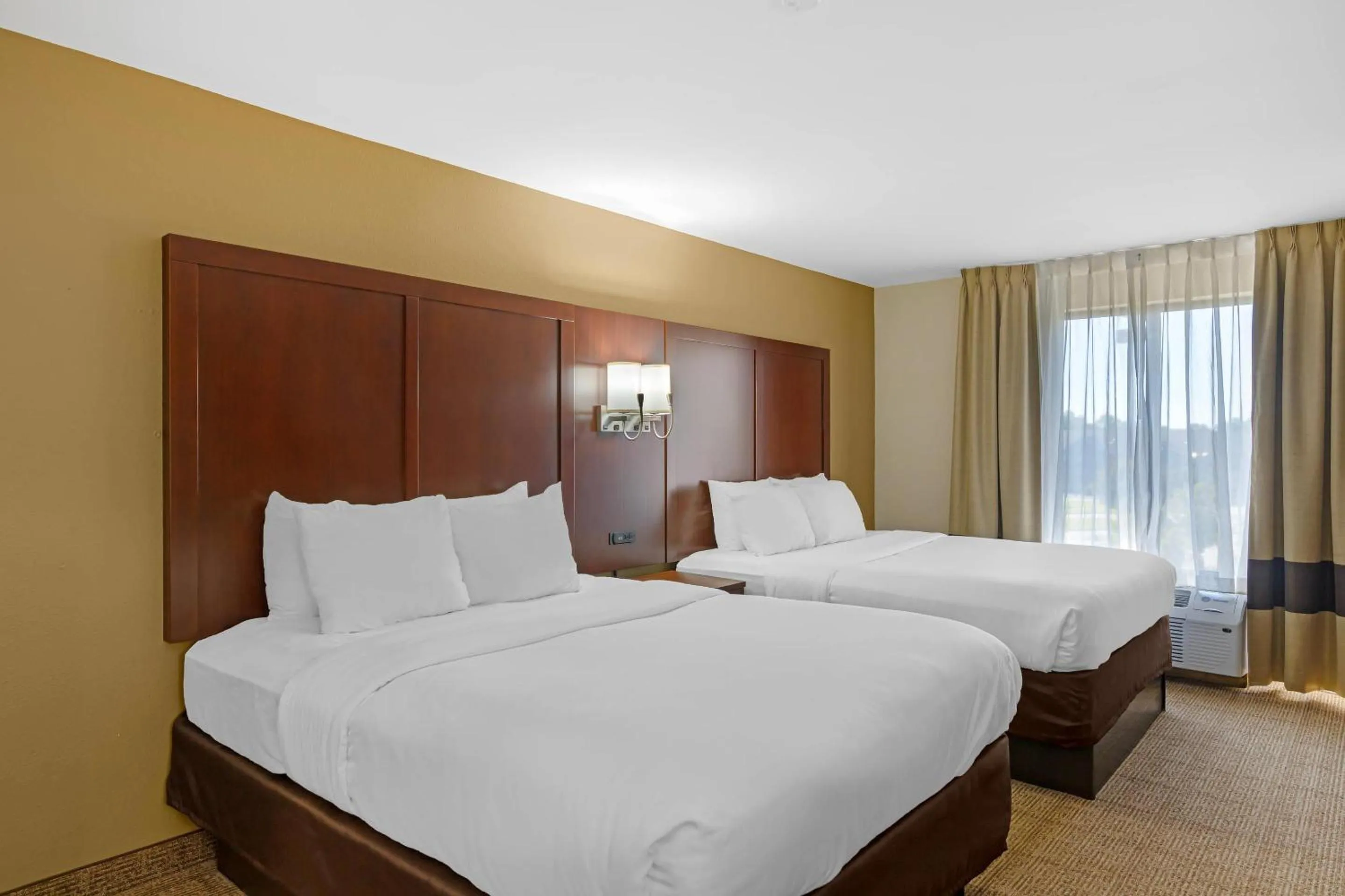 Bedroom, Bed in Comfort Suites Savannah Gateway I-95