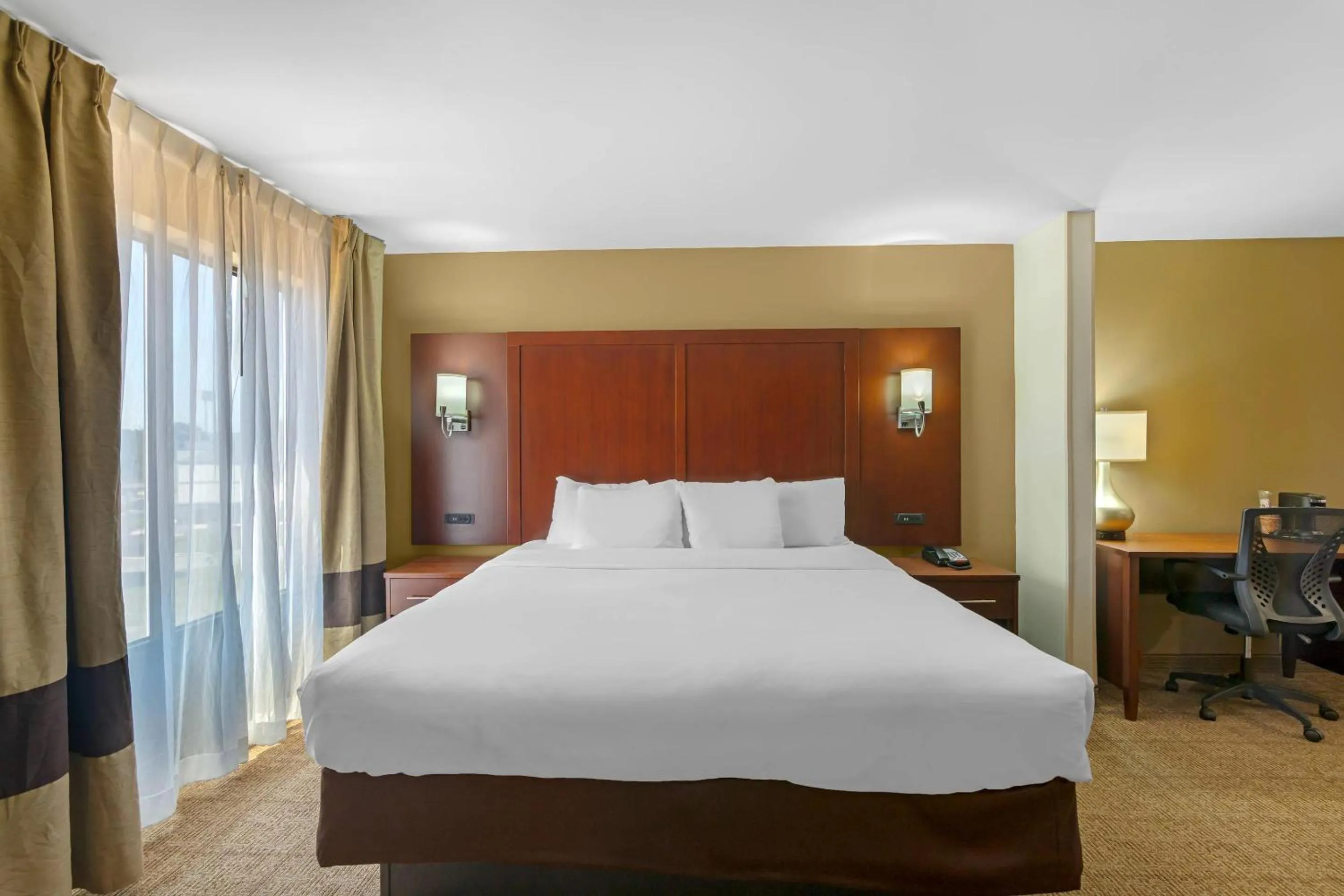 Bedroom, Bed in Comfort Suites Savannah Gateway I-95