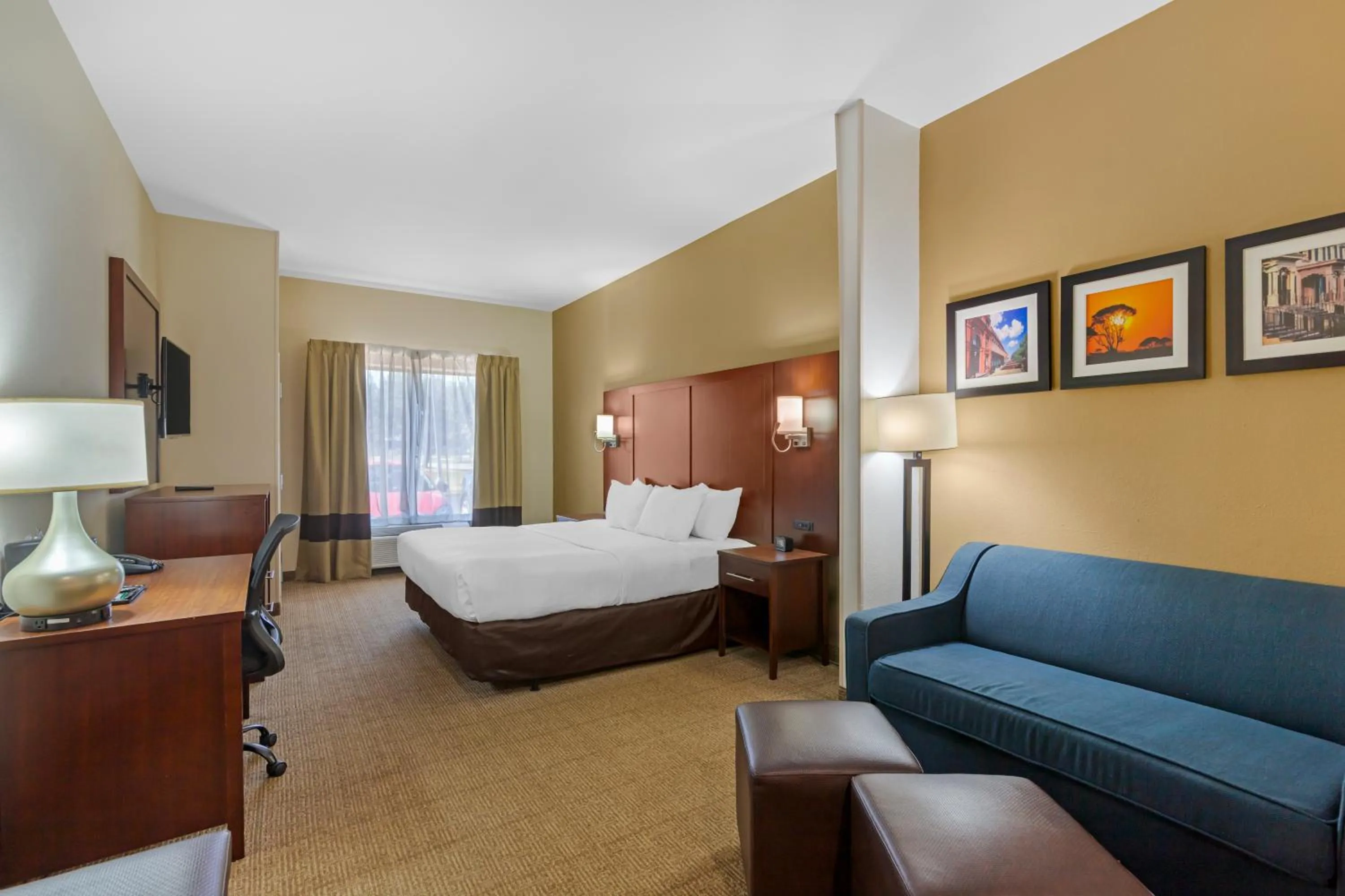 Bedroom, Bed in Comfort Suites Savannah Gateway I-95