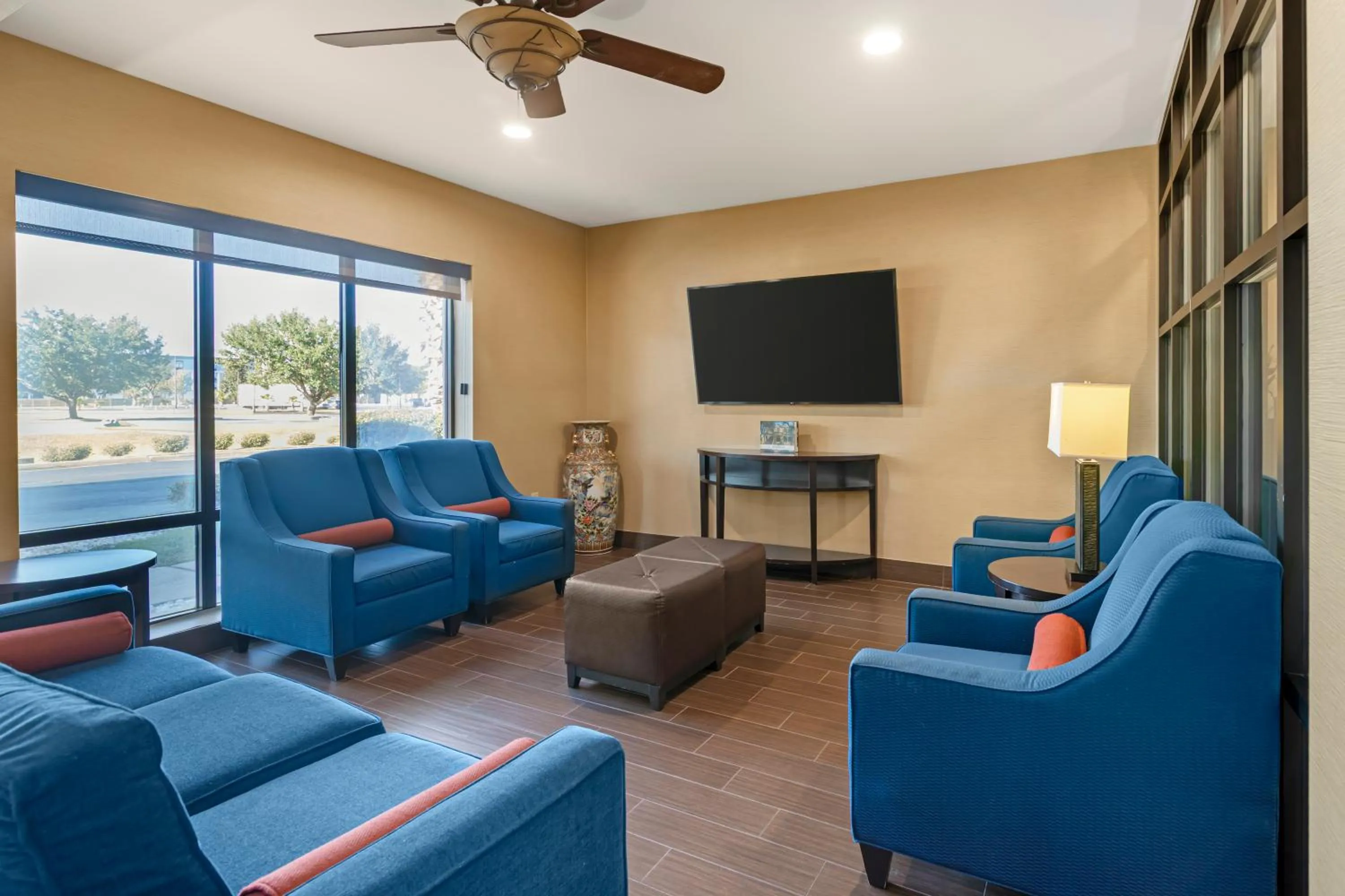 Seating area in Comfort Suites Savannah Gateway I-95