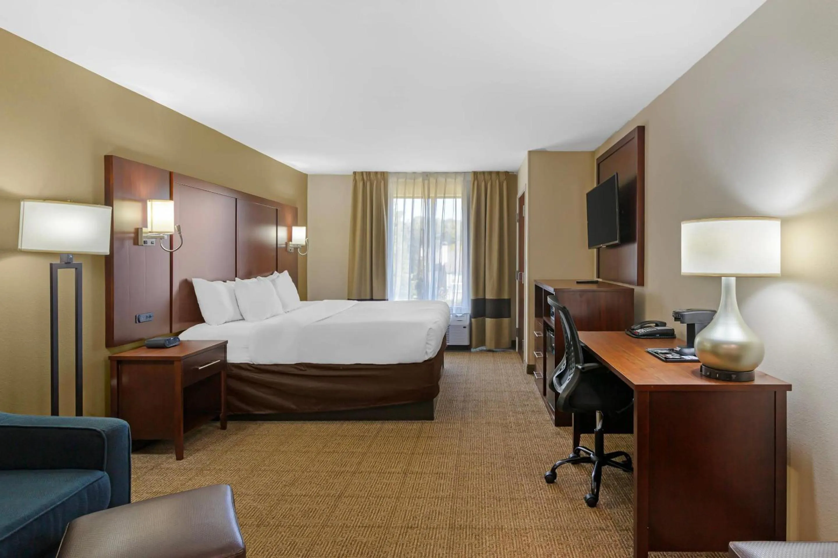 Bedroom, Bed in Comfort Suites Savannah Gateway I-95