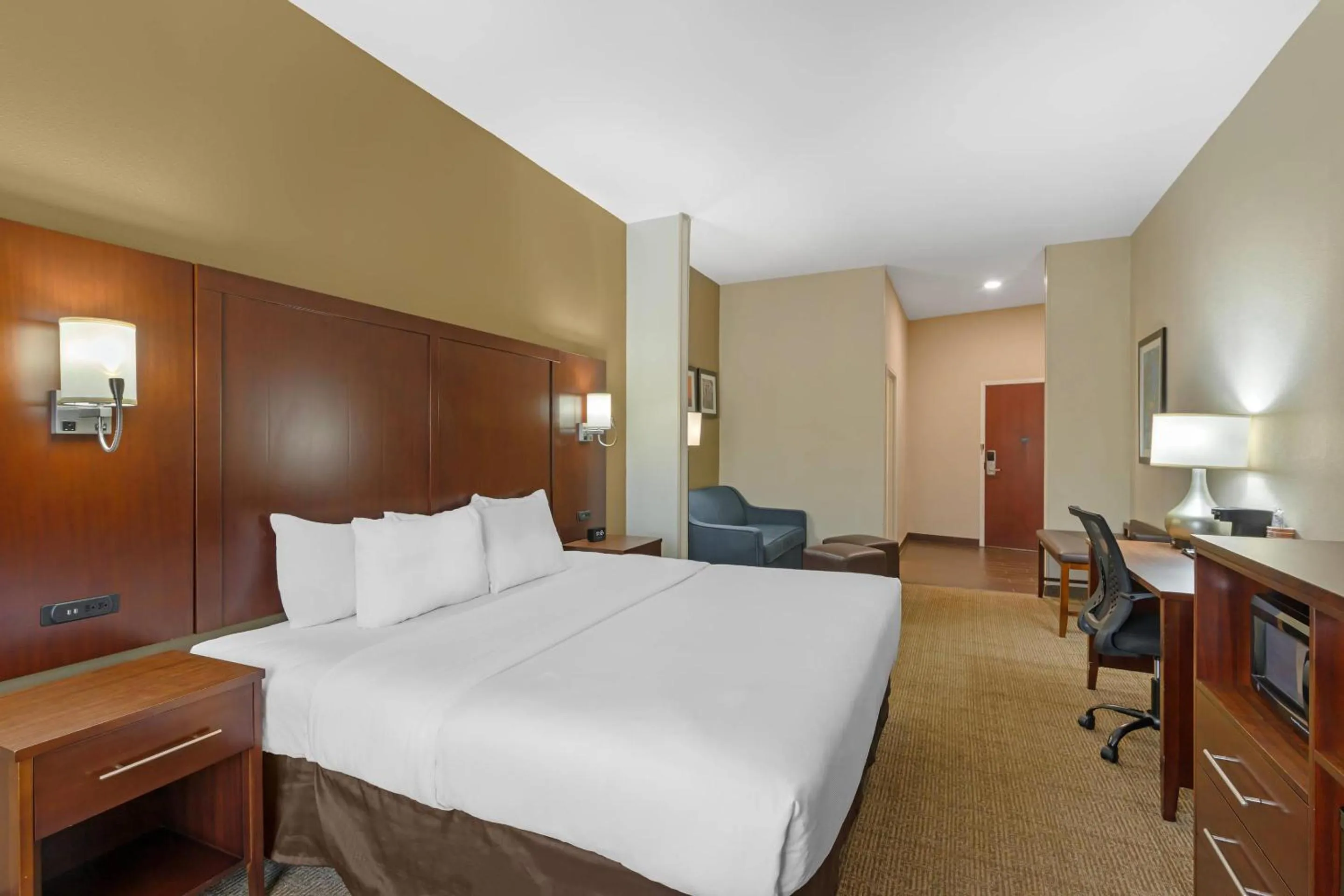 Bedroom, Bed in Comfort Suites Savannah Gateway I-95