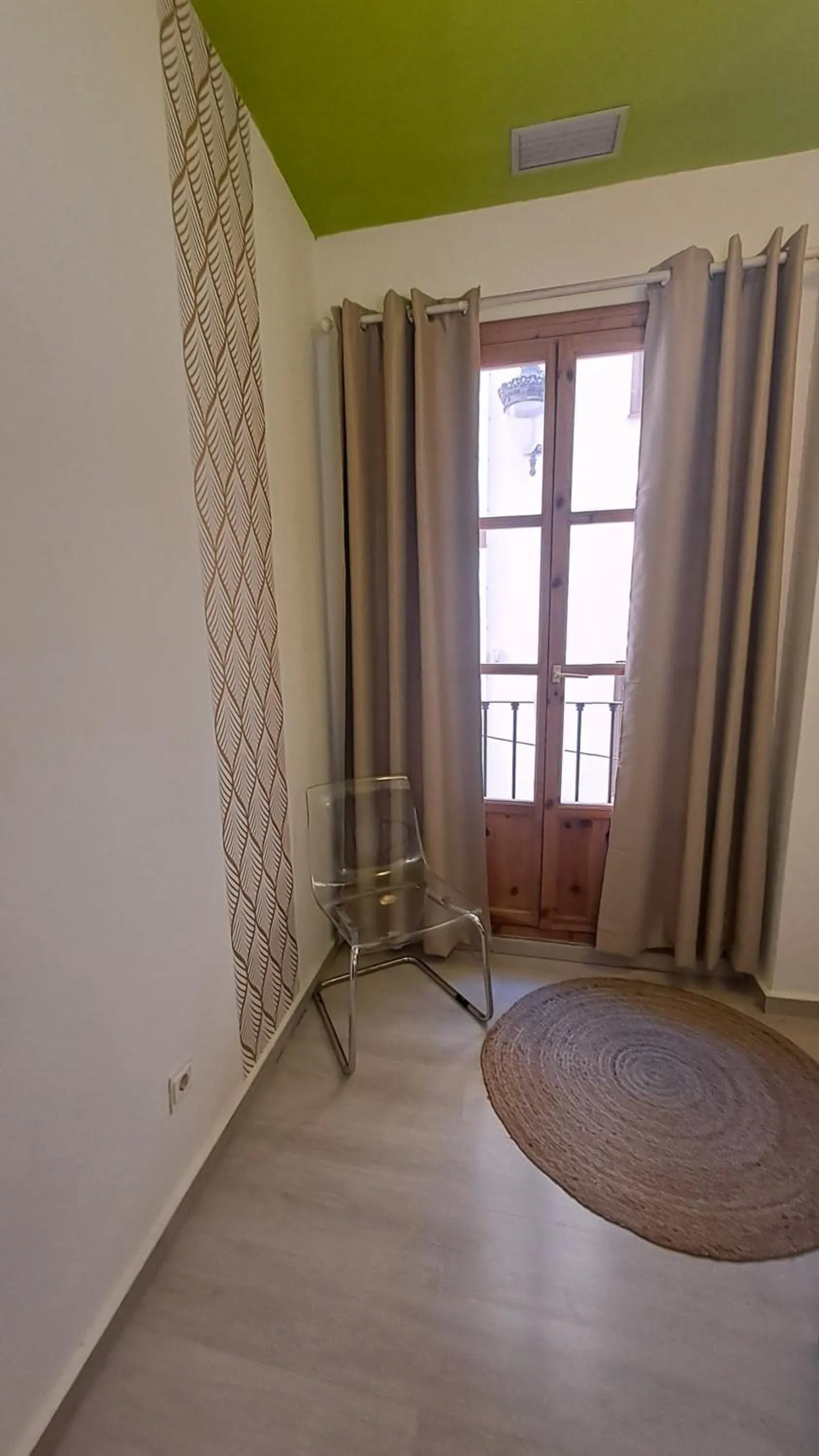 Photo of the whole room in Nest Style Granada