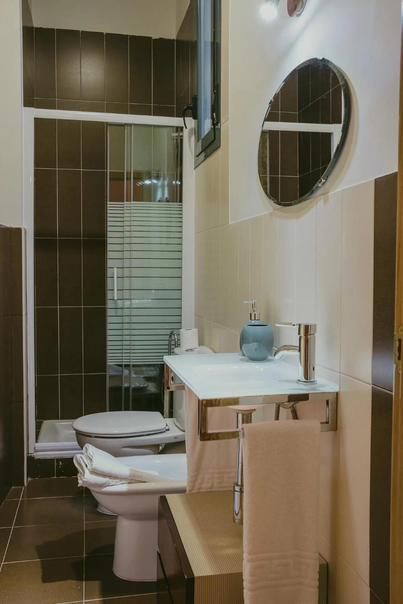 Bathroom in Ronda Navarra by Valdesierra