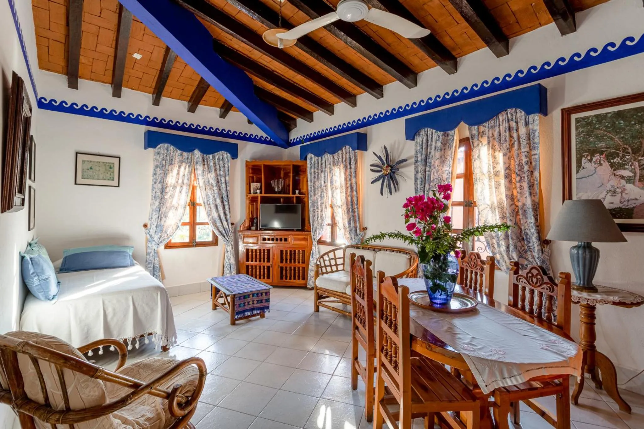 Photo of the whole room in Suites La Hacienda