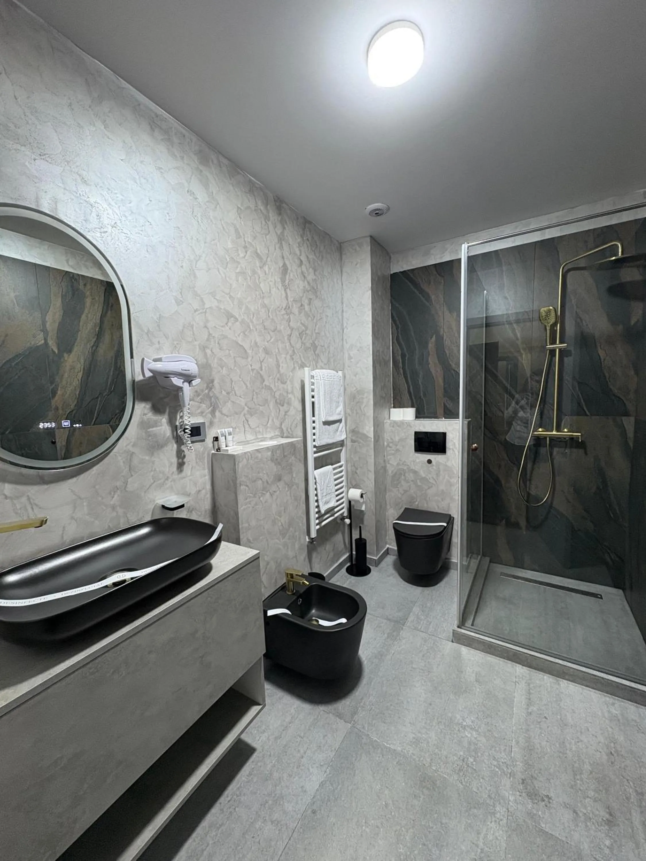 Shower in Black Tulip Hotel