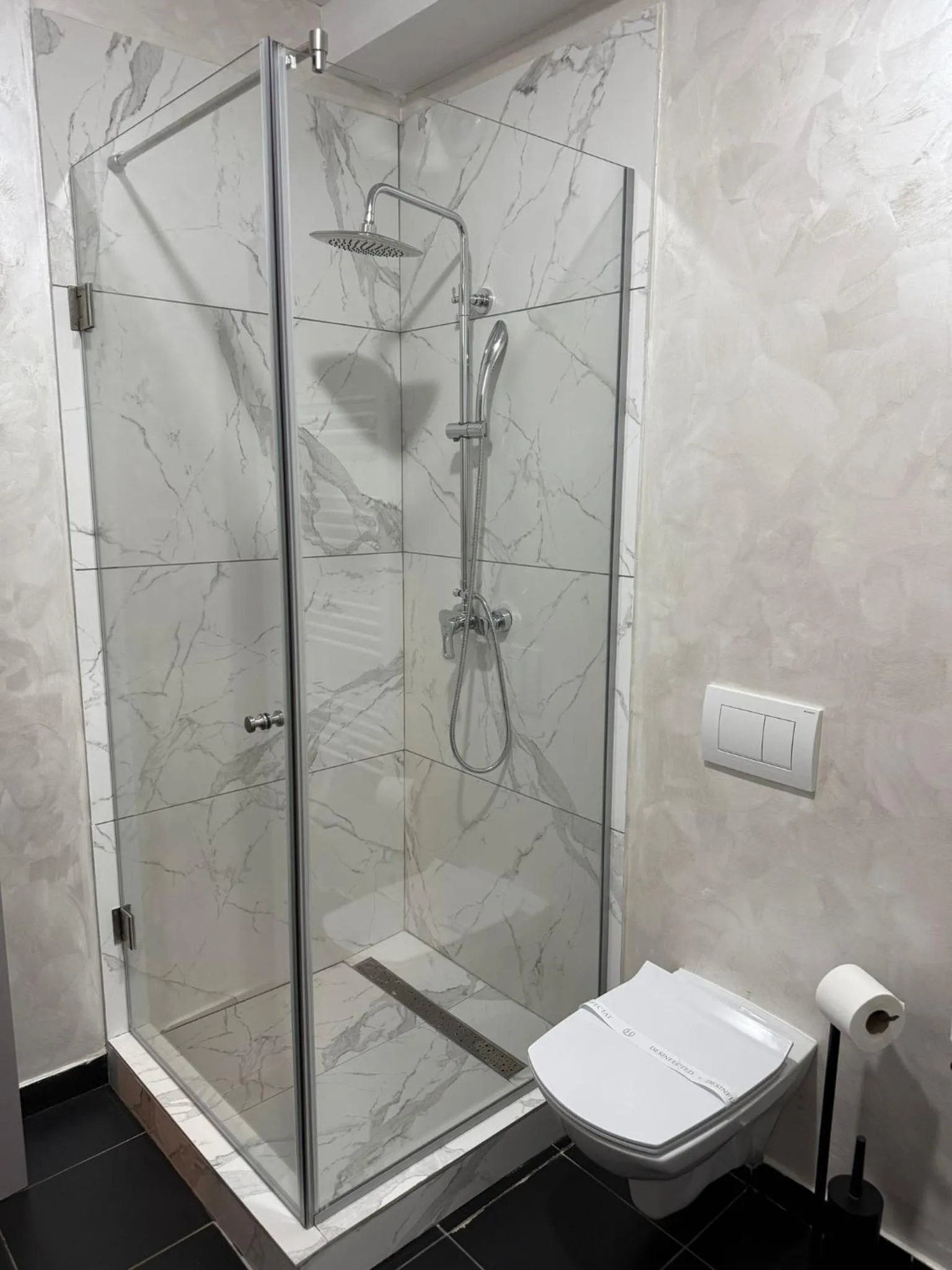 Shower in Black Tulip Hotel