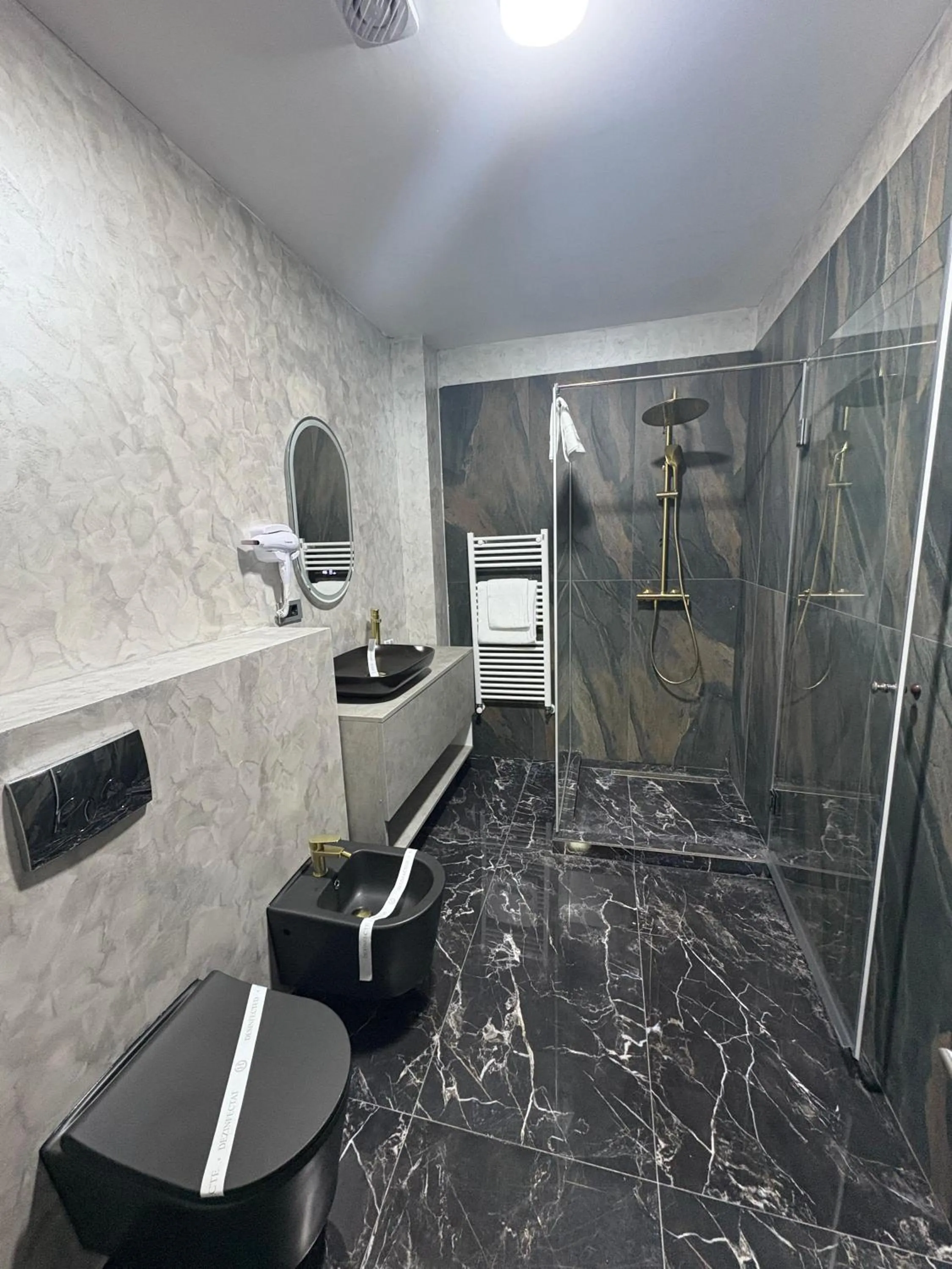 Shower in Black Tulip Hotel