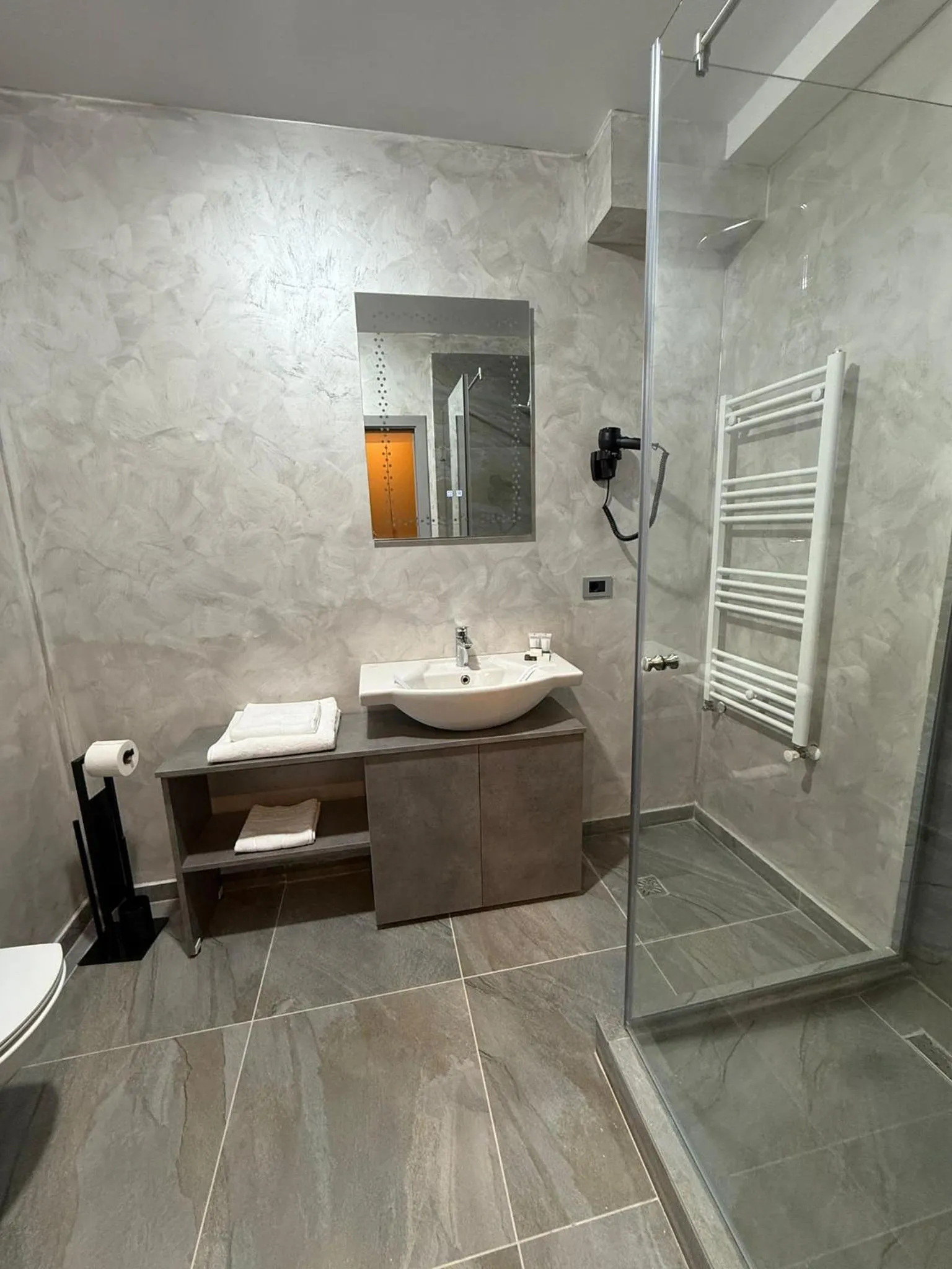 Shower in Black Tulip Hotel