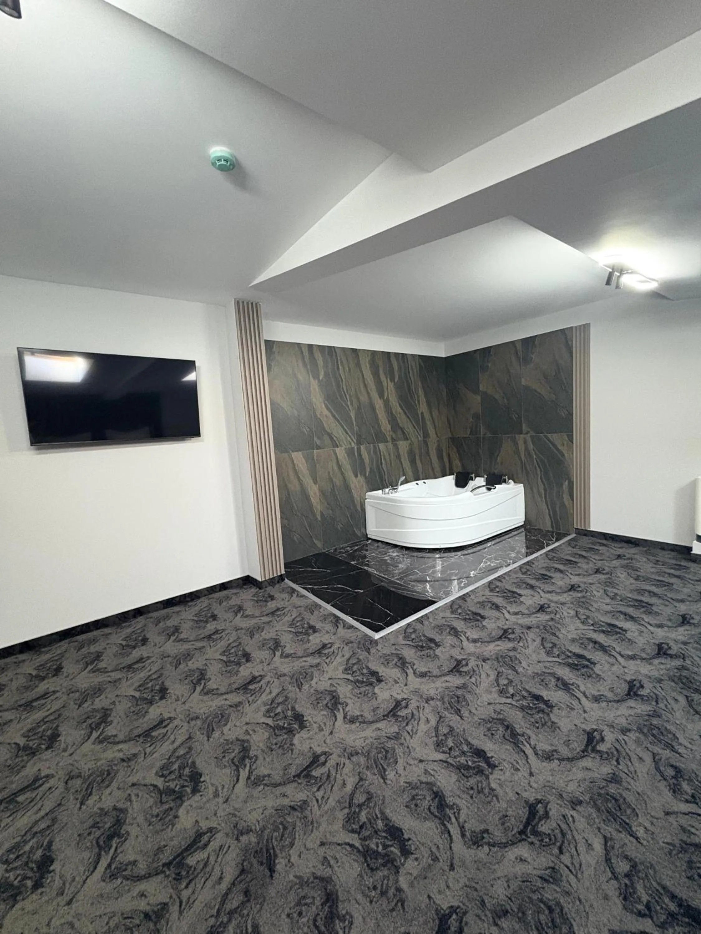 Hot Tub in Black Tulip Hotel