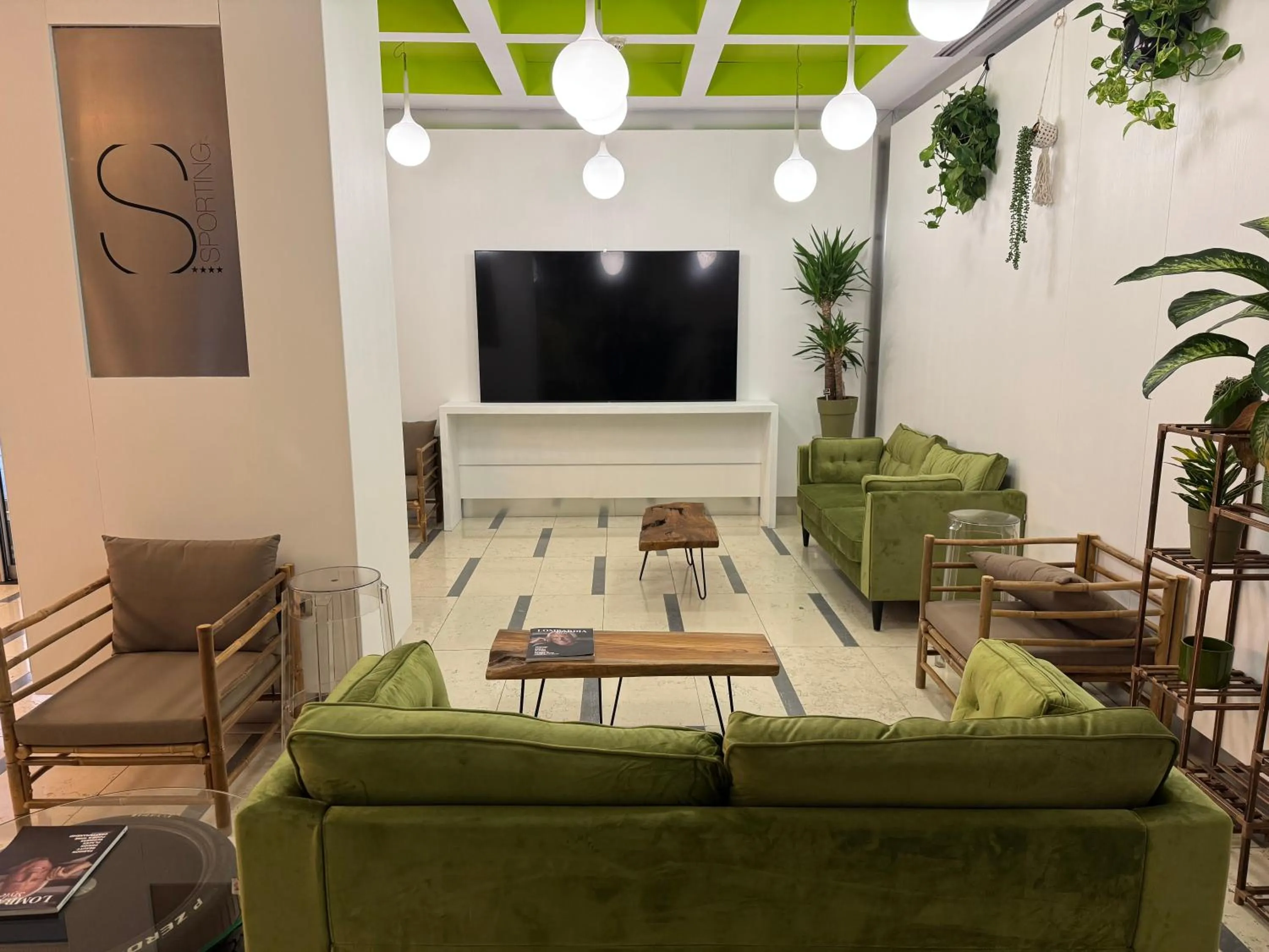 Communal lounge/ TV room in Hotel Sporting Cologno