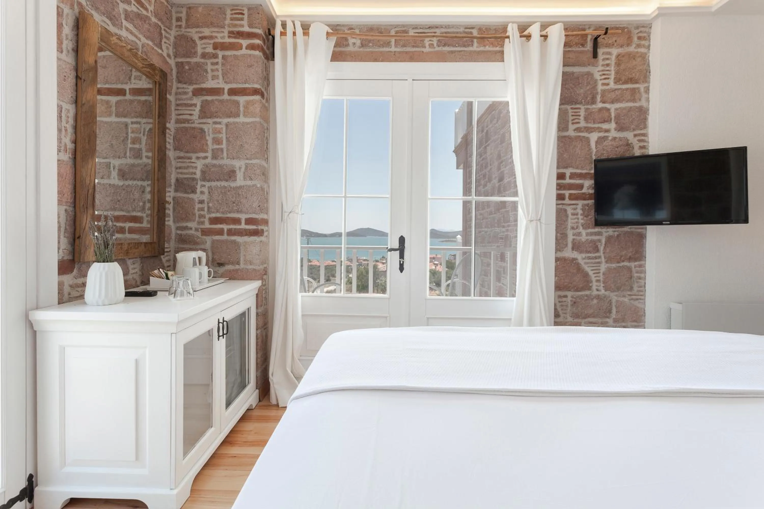 Cunda Pur Beyaz Hotel