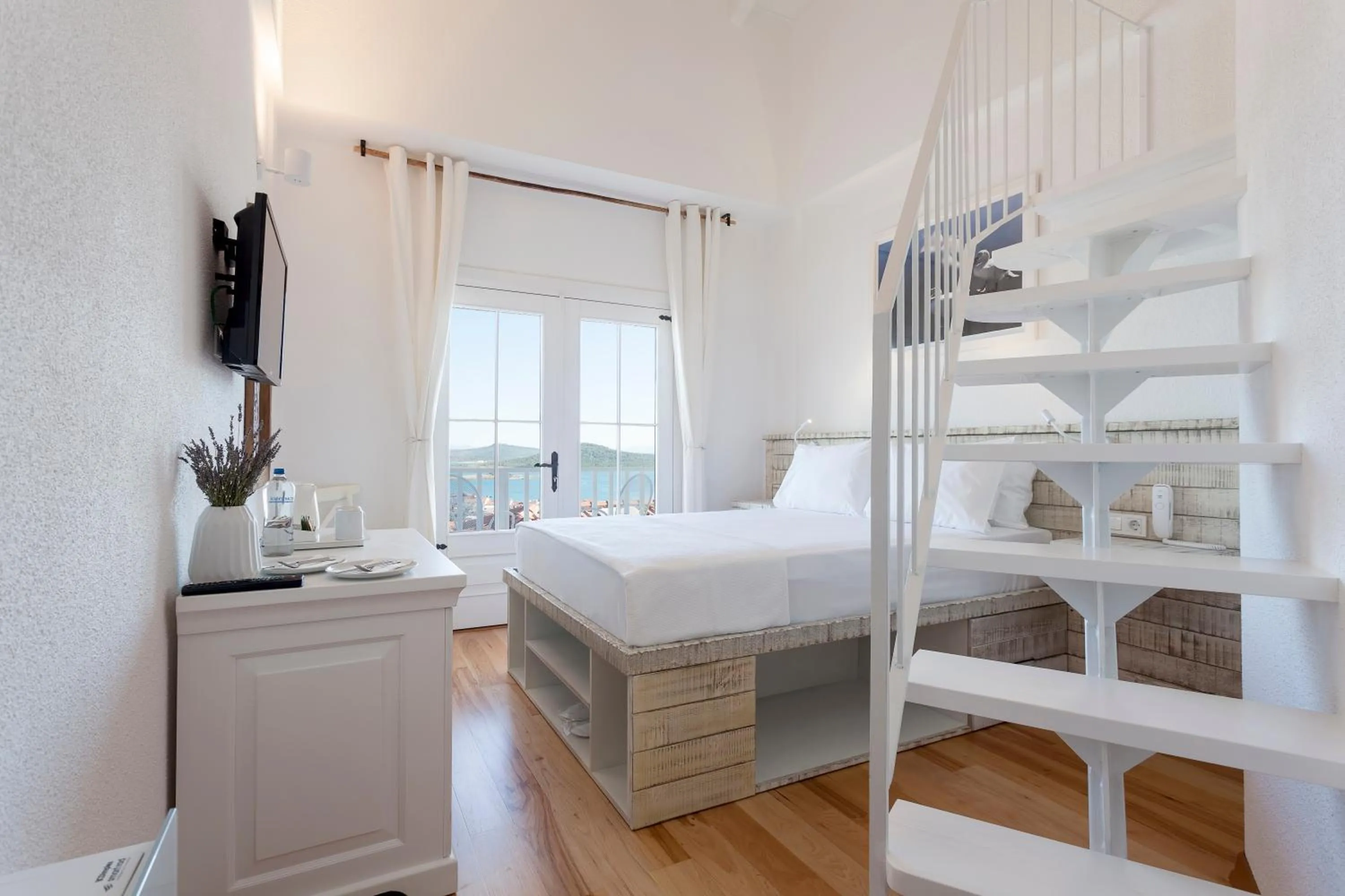 Cunda Pur Beyaz Hotel