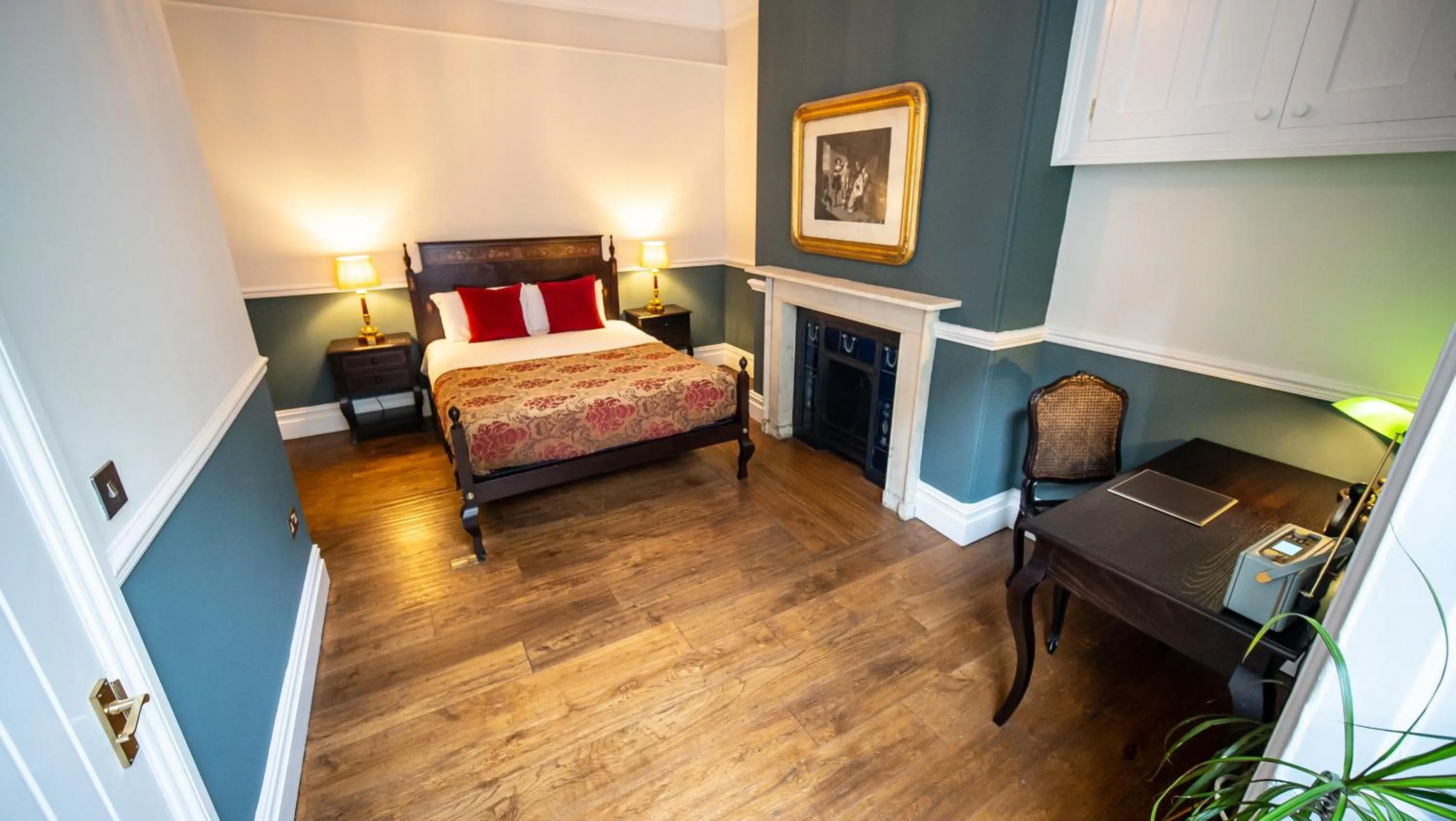 Bed in 3 Berkeley Square Guesthouse