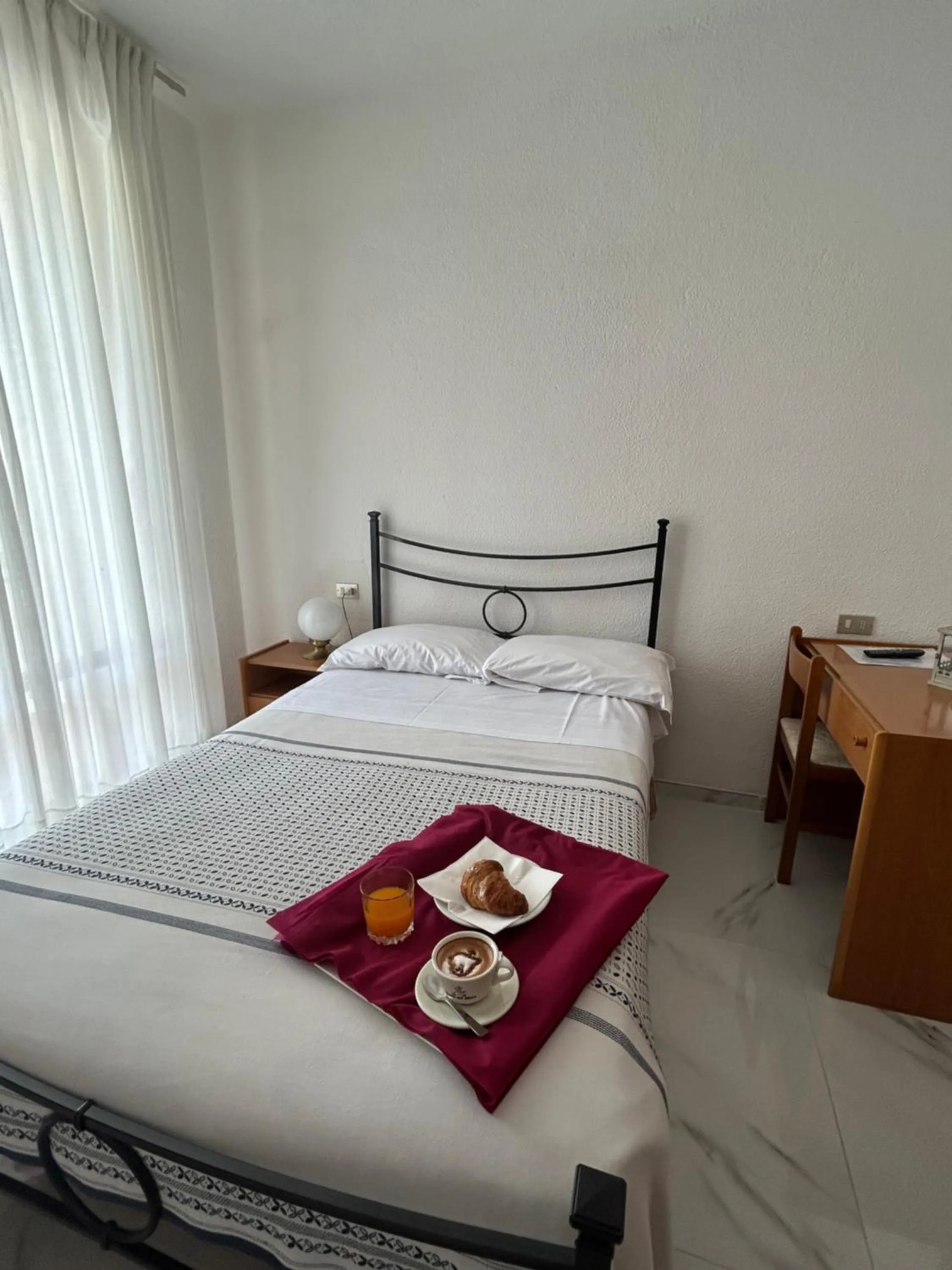 Coffee/tea facilities, Bed in Hotel Belvedere