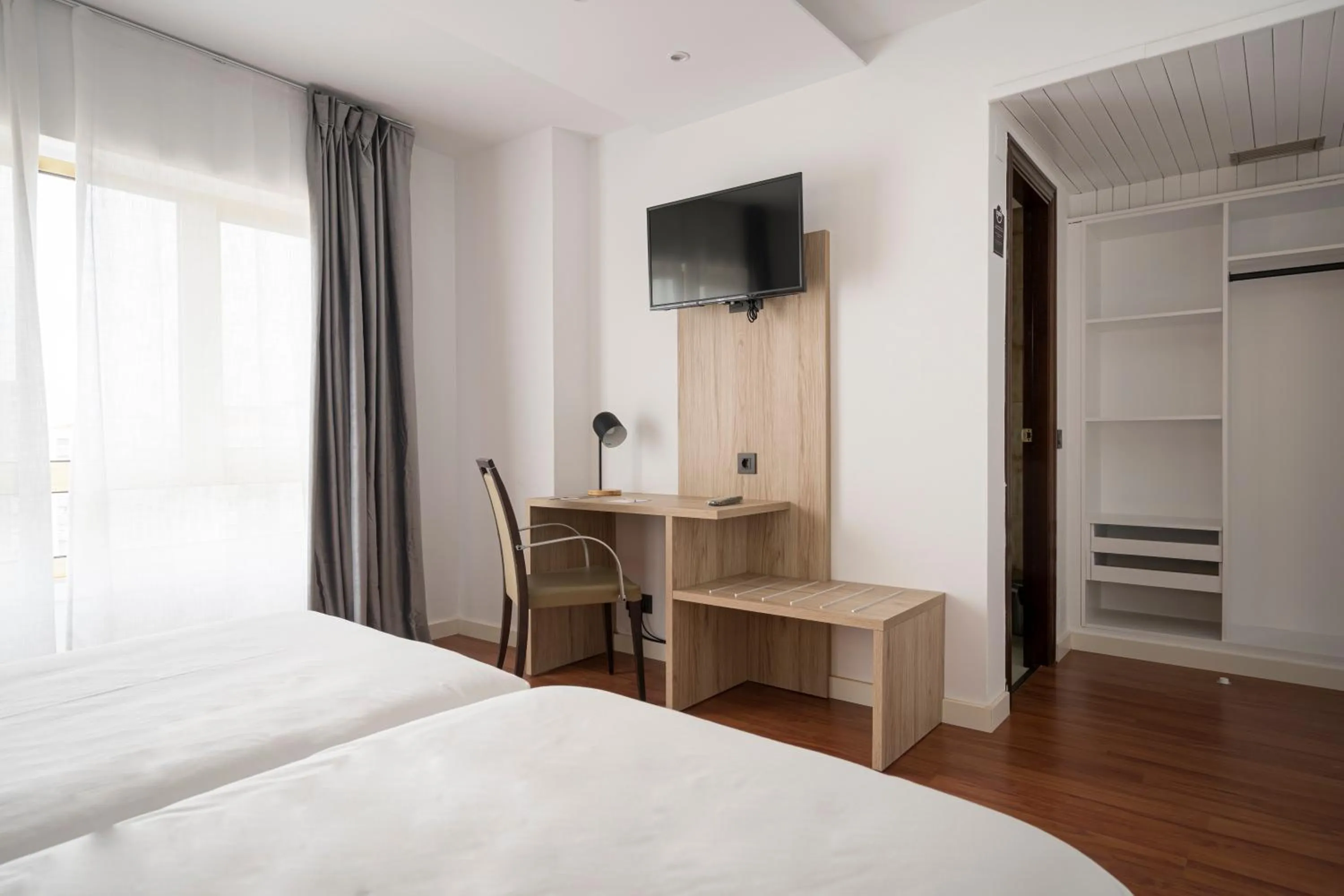 TV and multimedia, Bed in Hotel Alda Centro Gijón