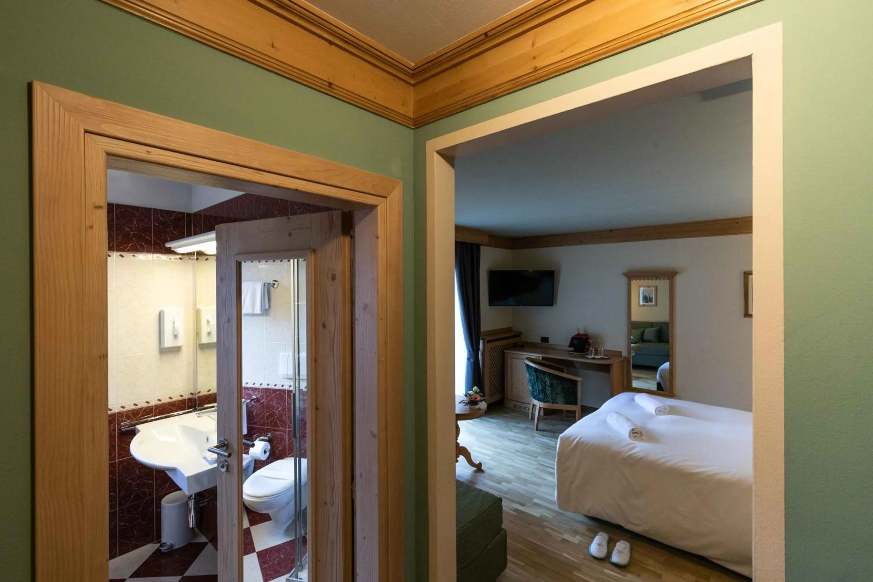 Bathroom, Bed in Hotel Medil