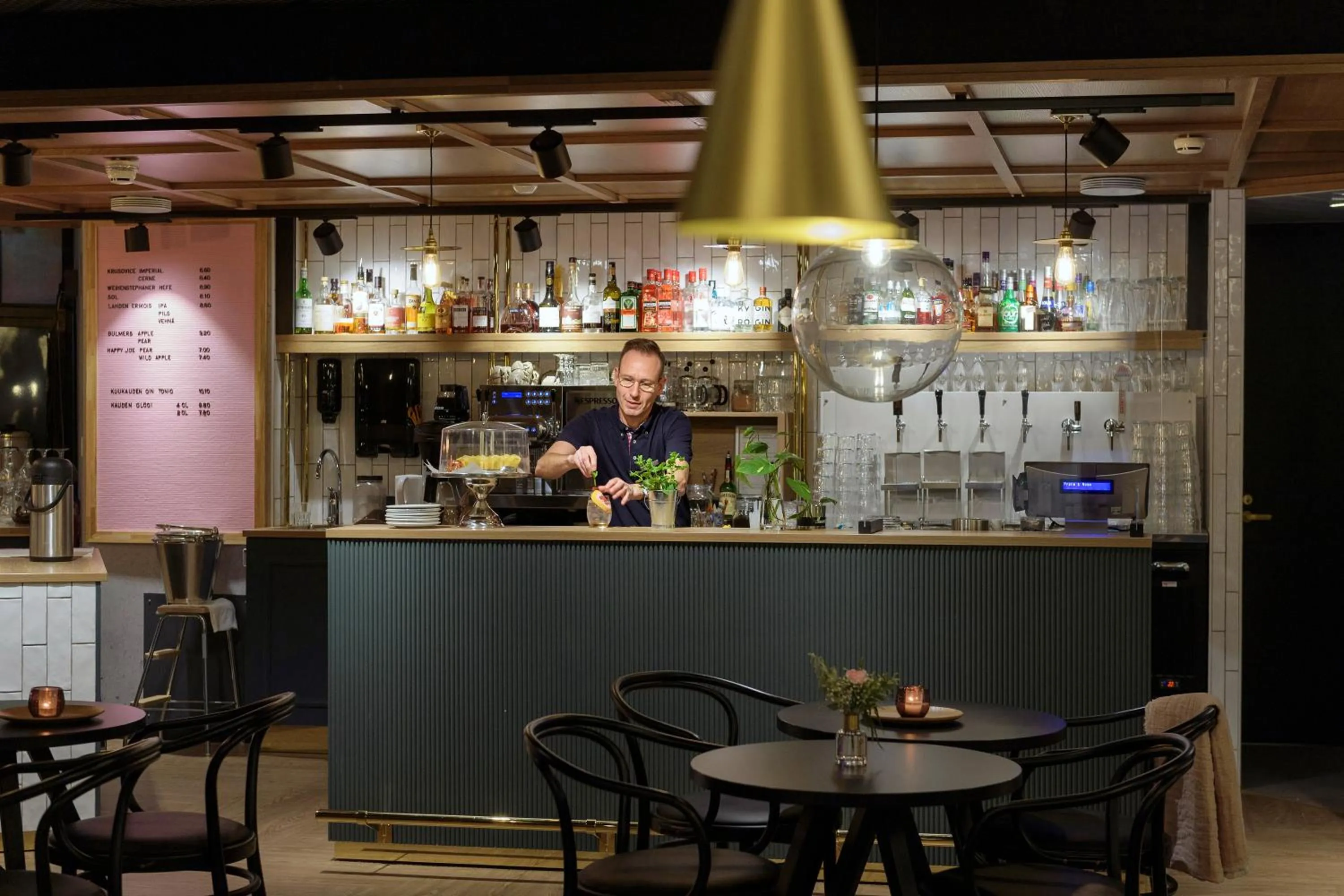 Lounge or bar in Original Sokos Hotel Vaakuna Kouvola