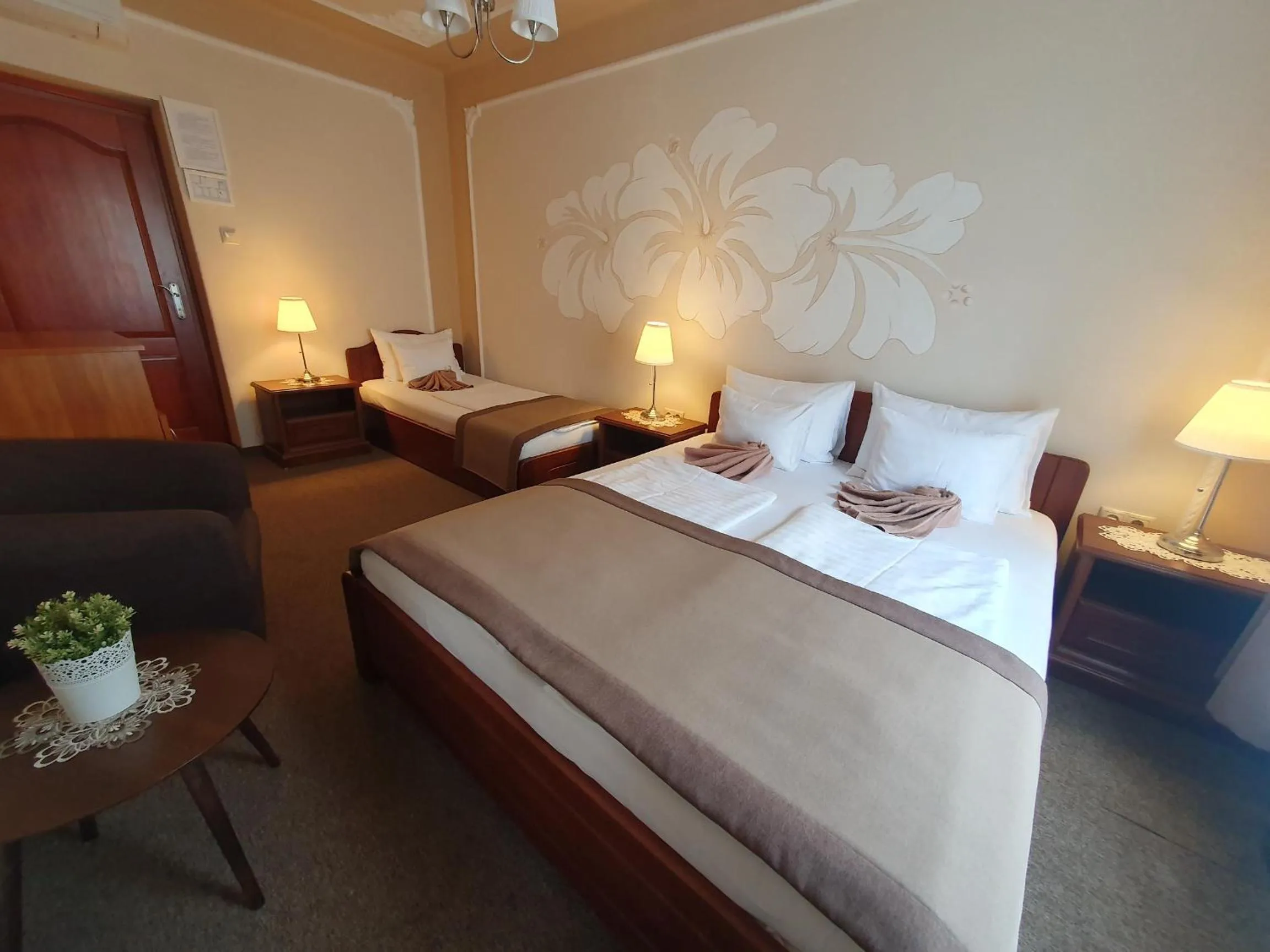 Photo of the whole room, Bed in Duna Panzió