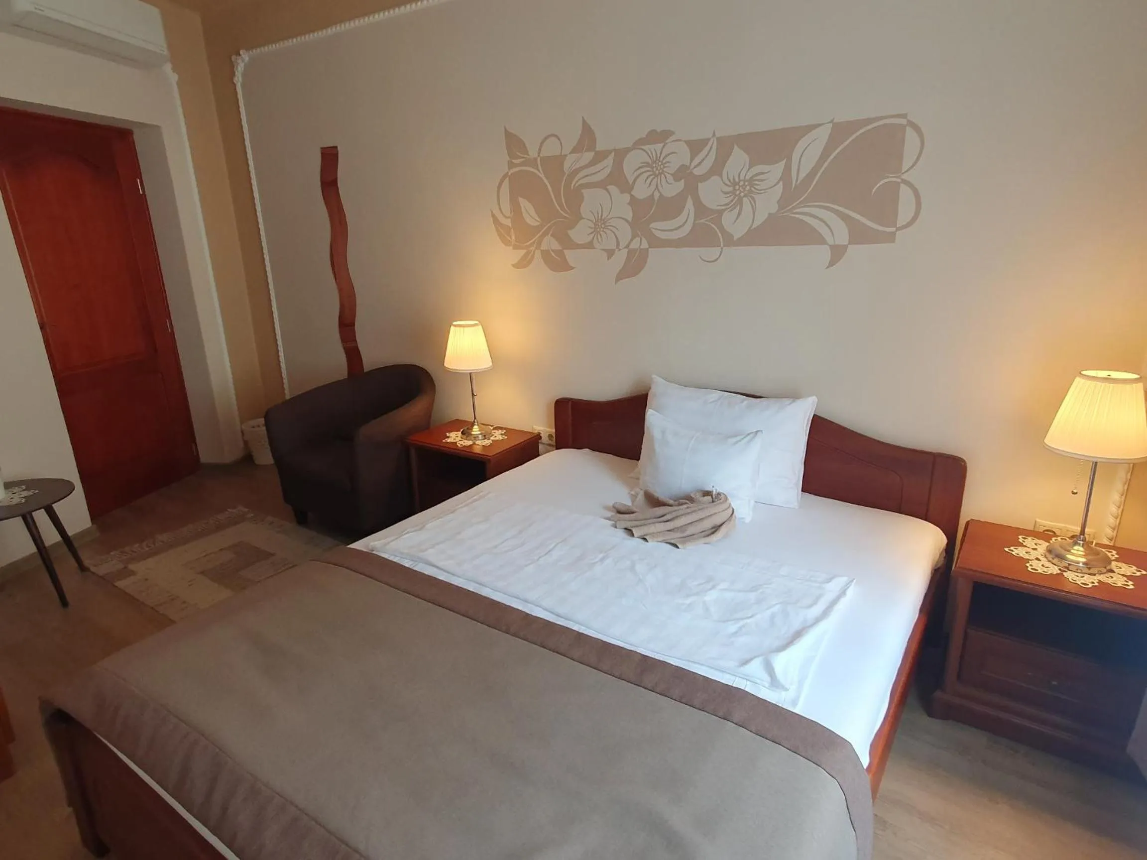 Photo of the whole room, Bed in Duna Panzió