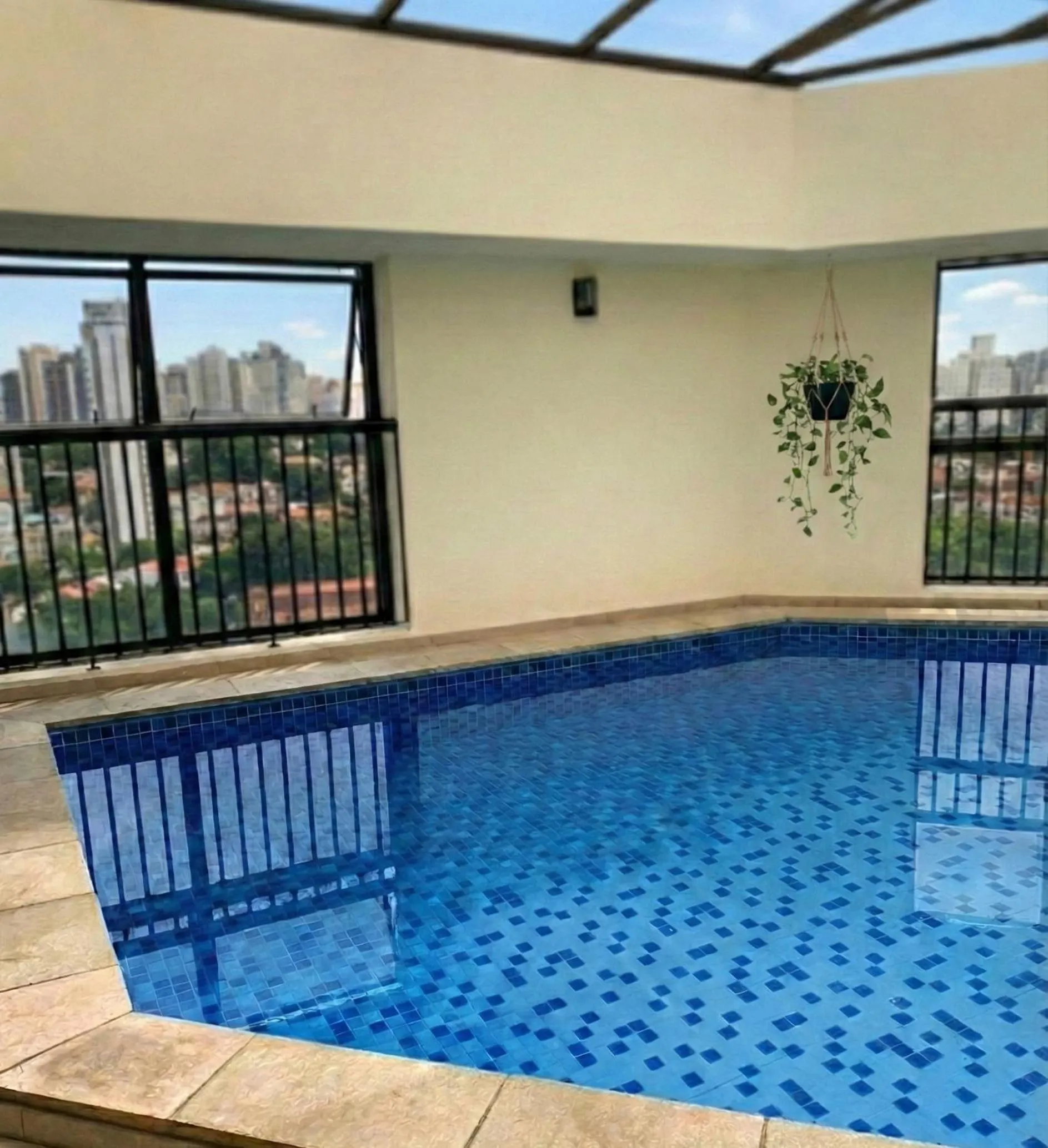 Swimming pool in Bienal Suítes