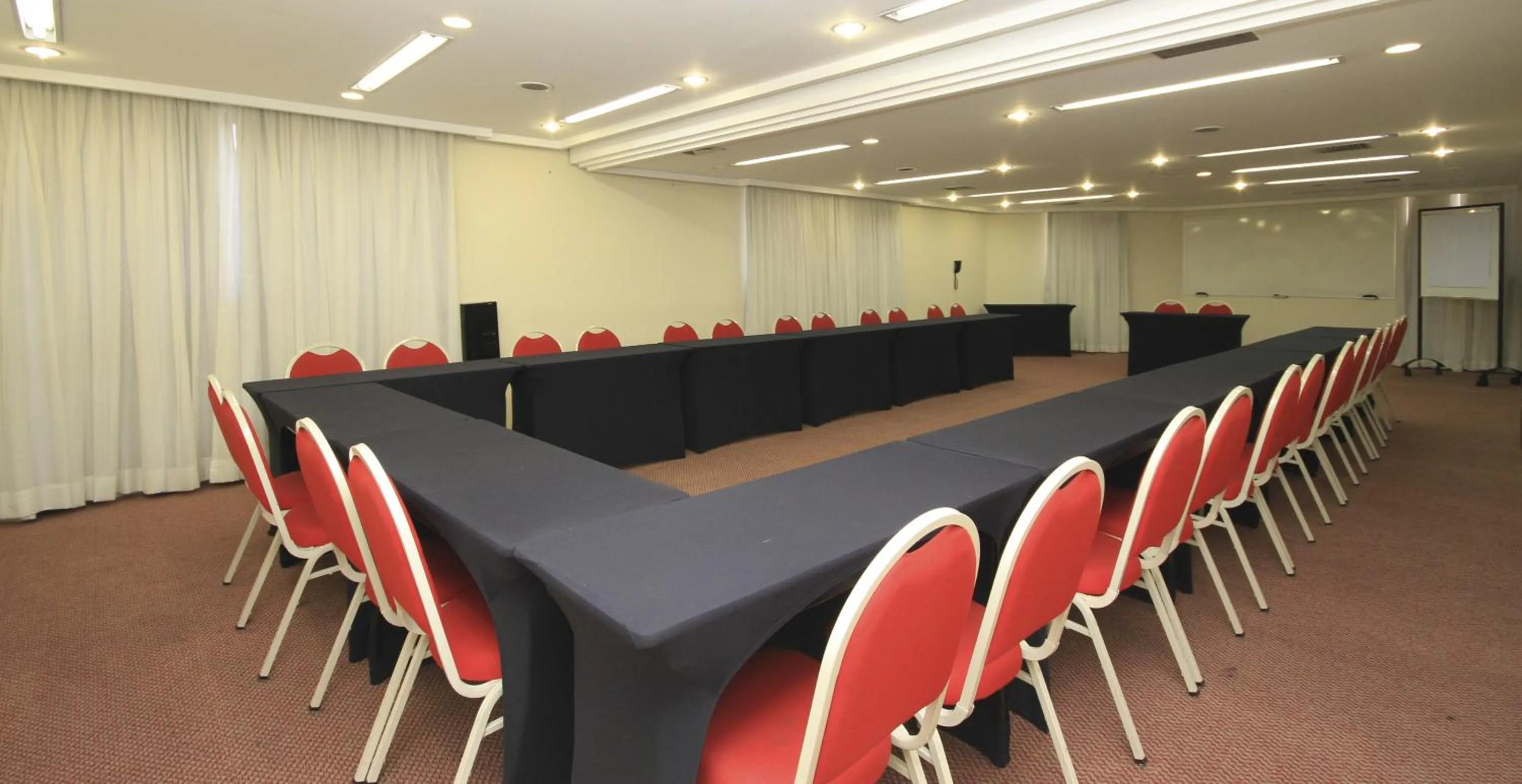 Business facilities in Bienal Suítes