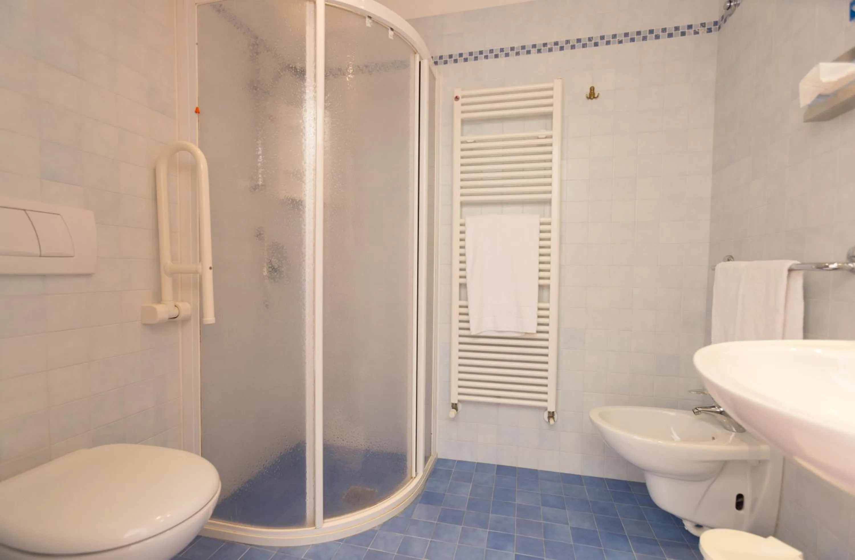 Shower in Hotel Al Caval