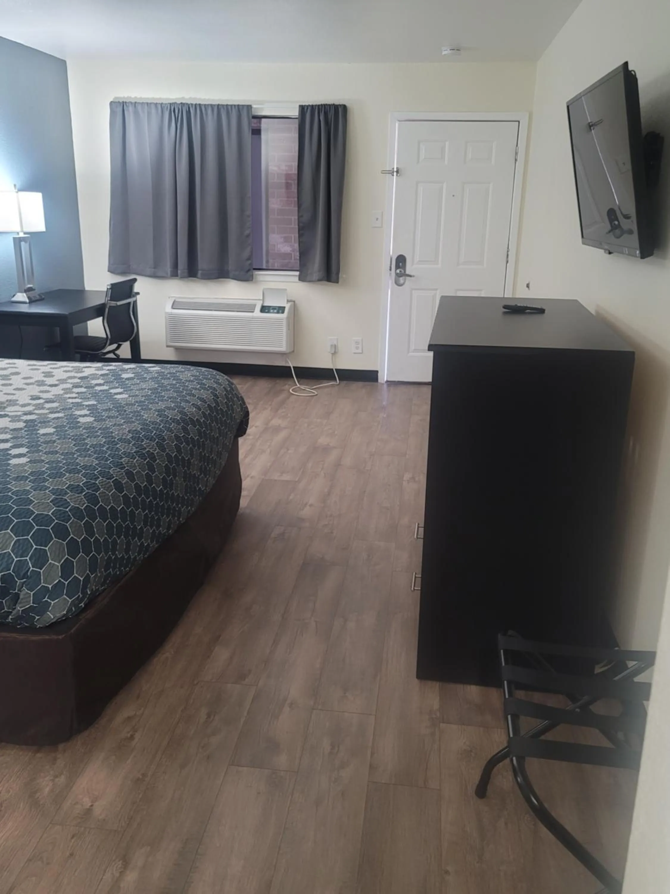 Bed in Econo Lodge Inn & Suites Downtown San Antonio Riverwalk Area