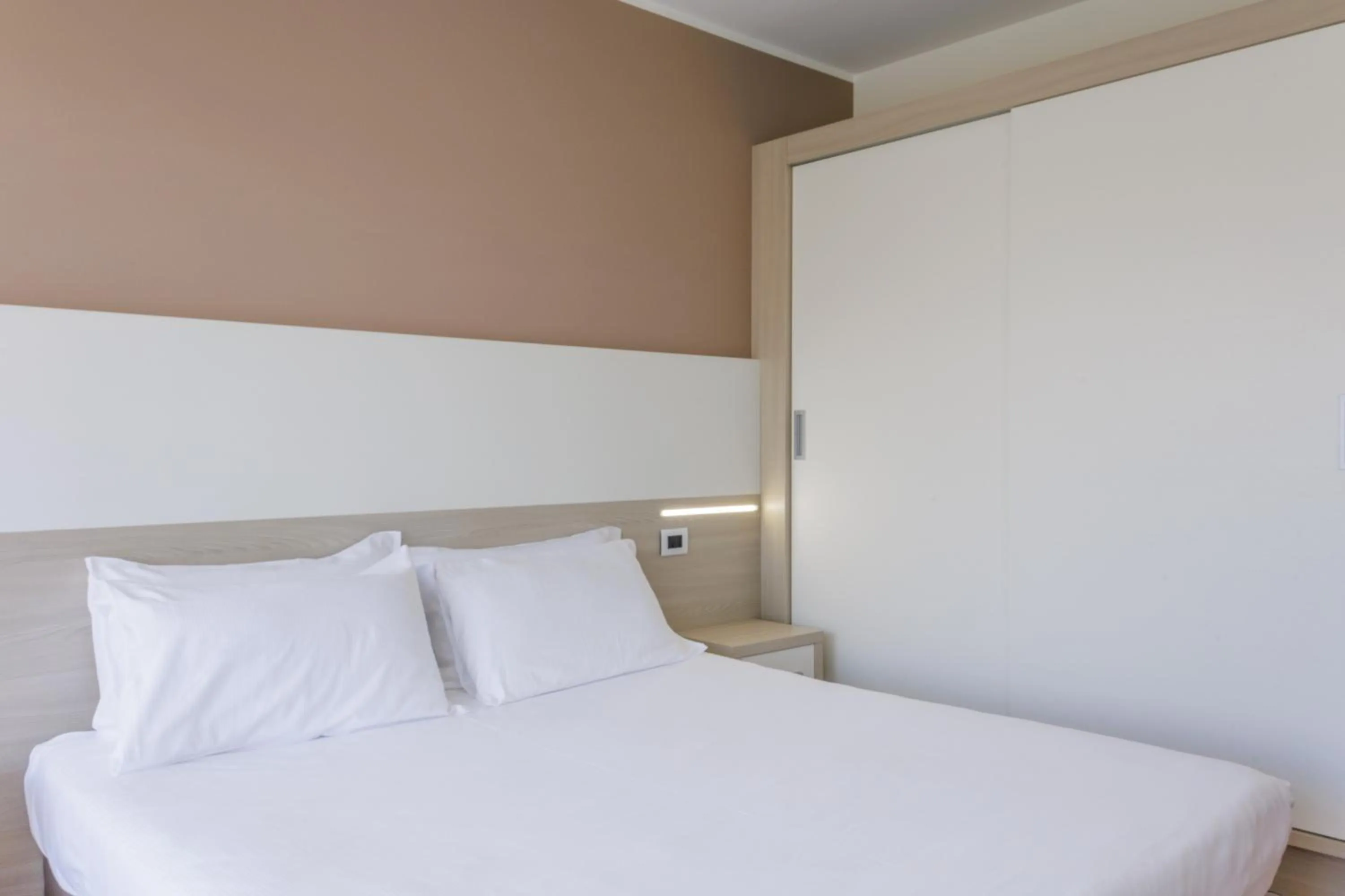 Photo of the whole room, Bed in Residence all'Adige