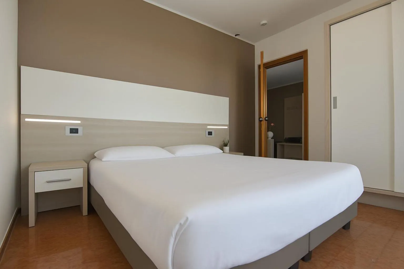 Photo of the whole room, Bed in Residence all'Adige