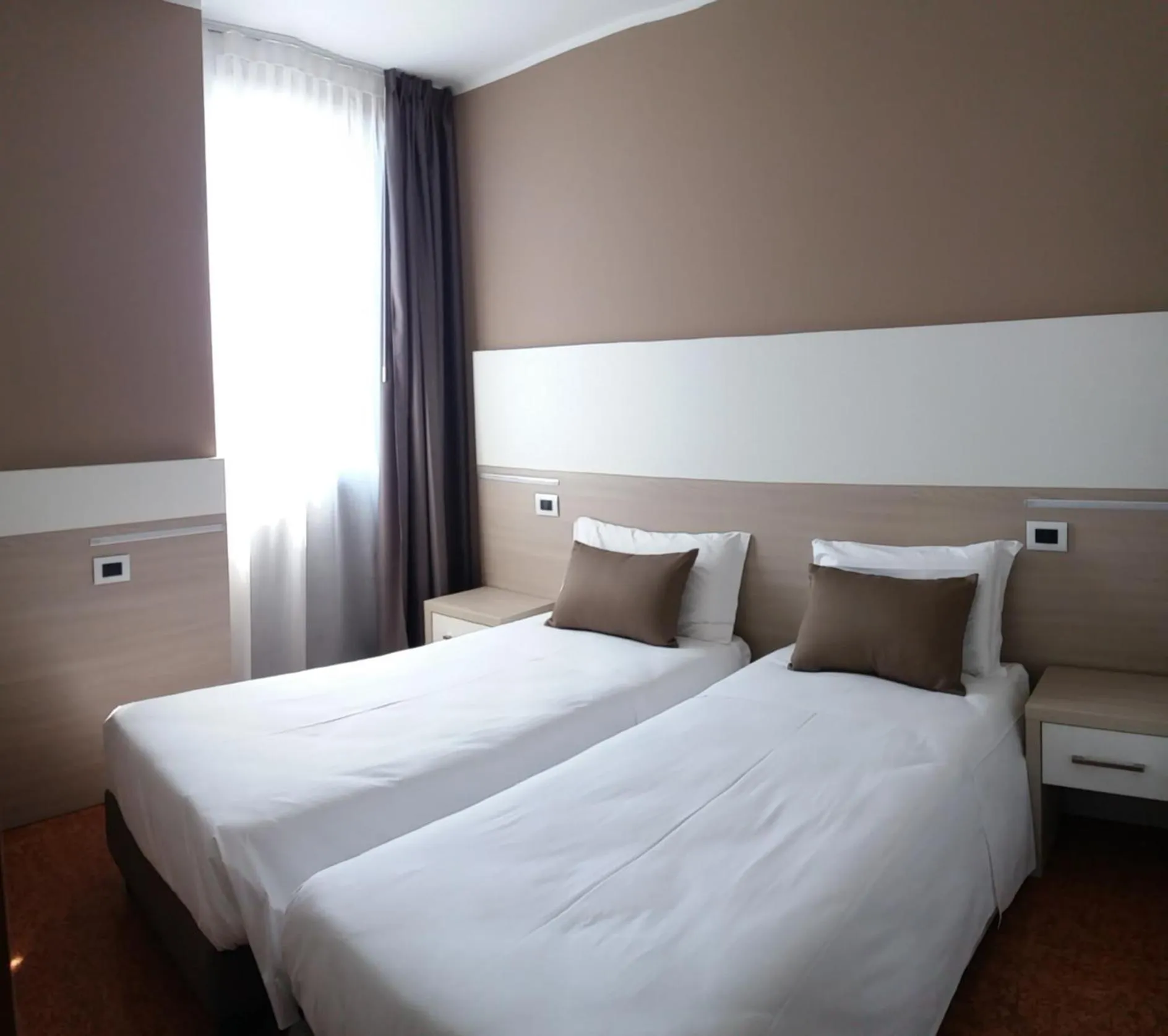 Photo of the whole room, Bed in Residence all'Adige