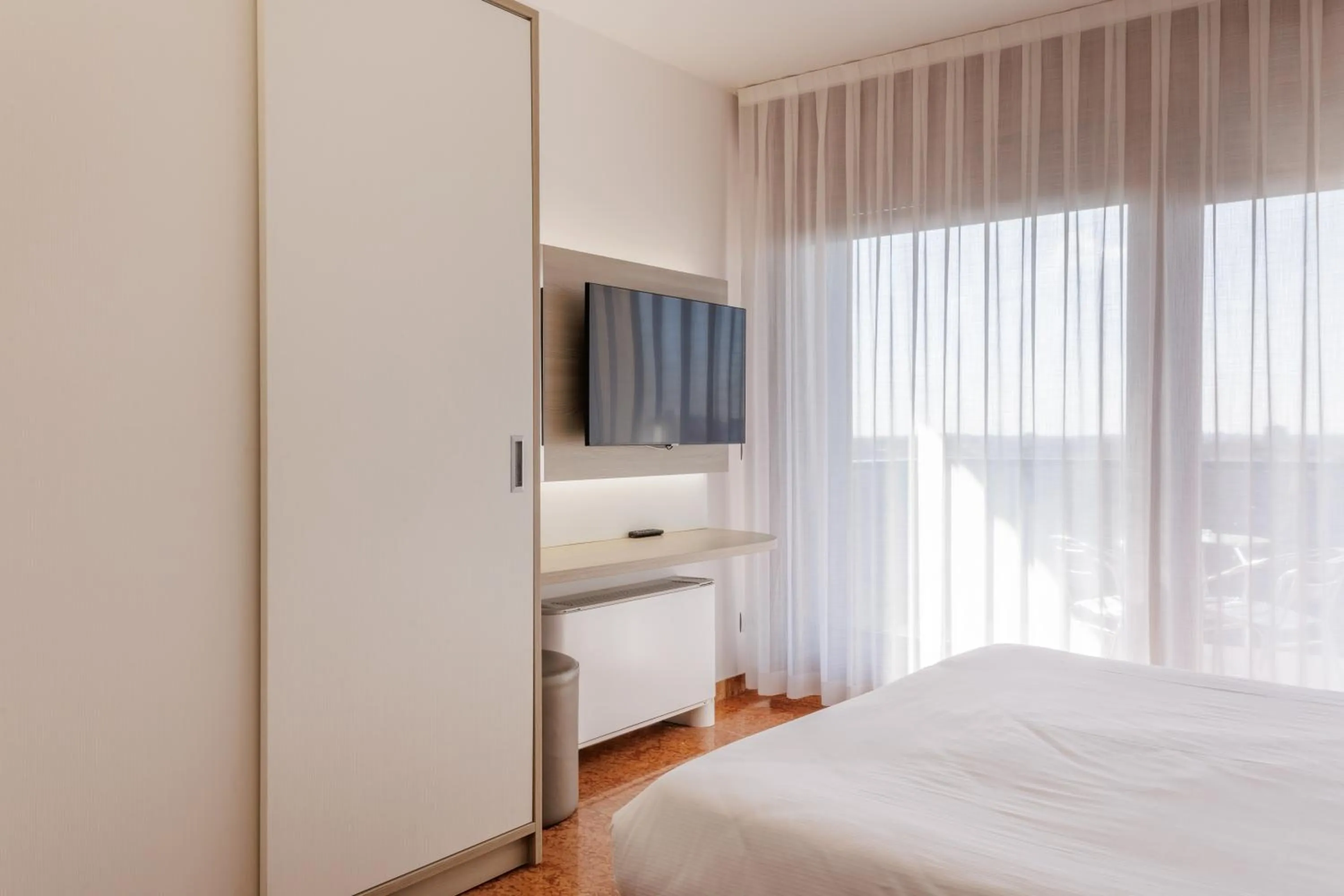 Photo of the whole room, Bed in Residence all'Adige